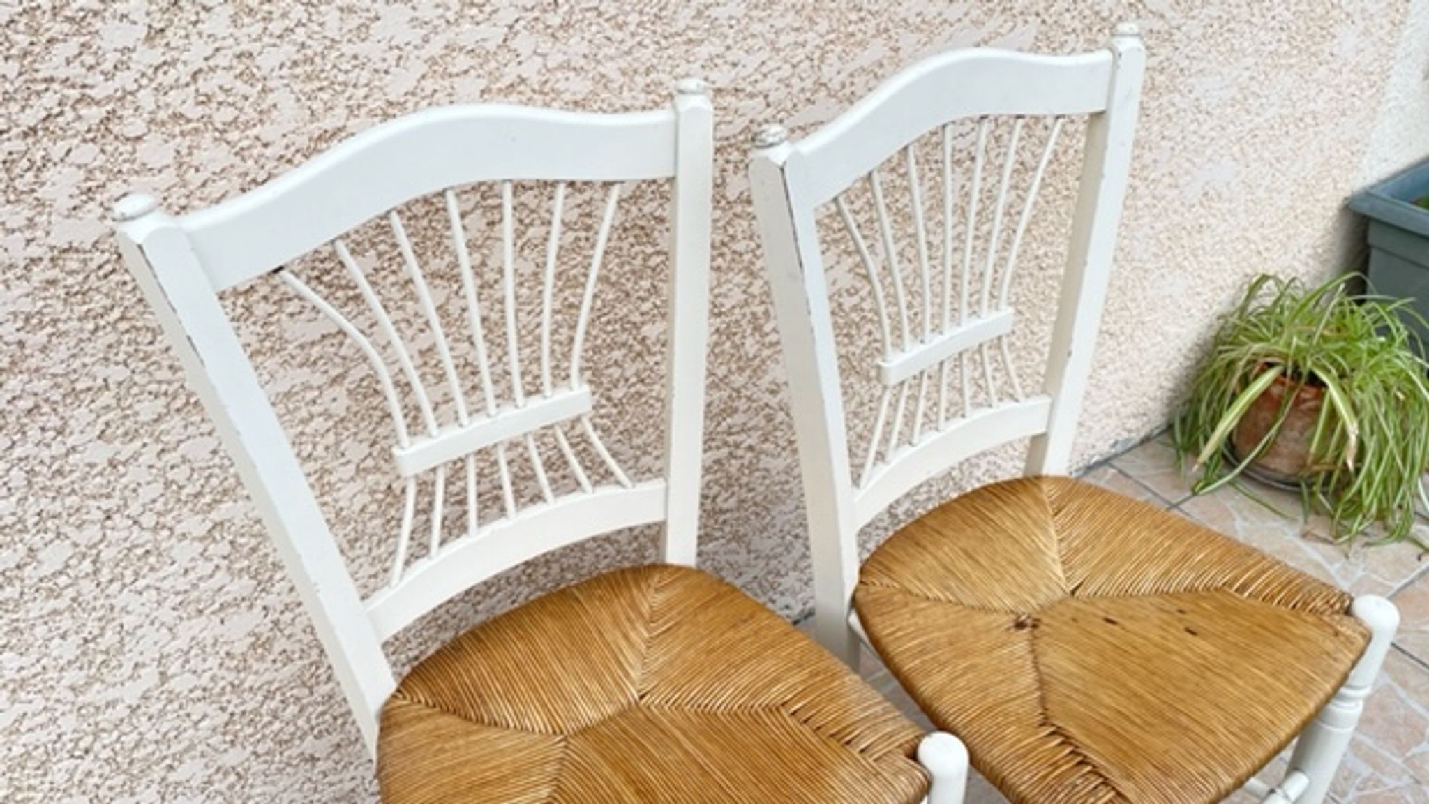 Paire de chaises paillées blanches vintage