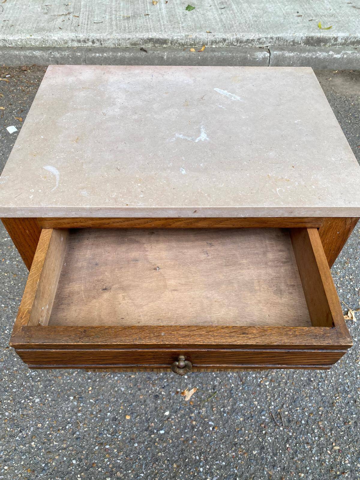 Table de chevet art déco en chêne massif et marbre rose 1940