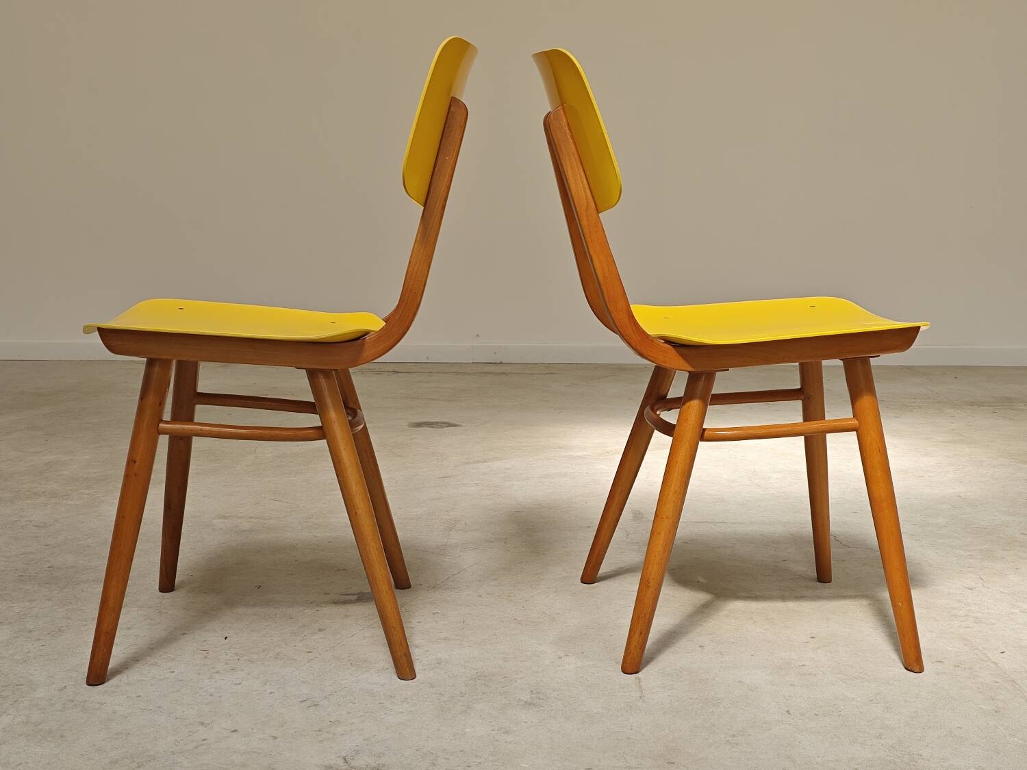 Pair of Ton Bystrice Thonet chairs in wood and yellow molded plastic