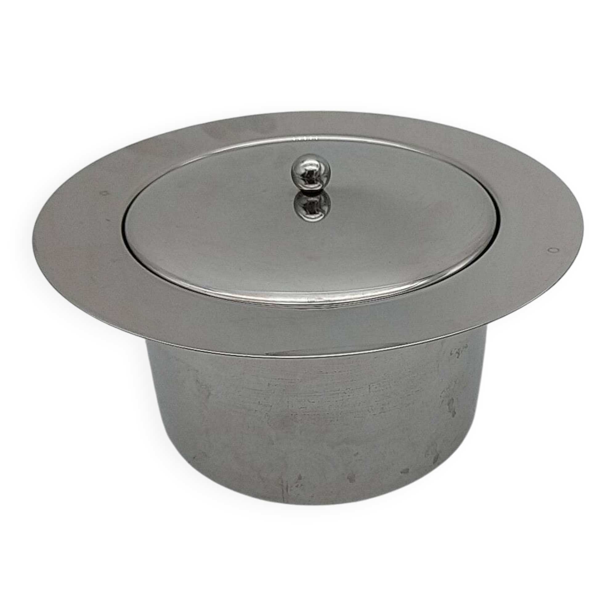 Ice bucket by Knut and Marianne Hagberg.