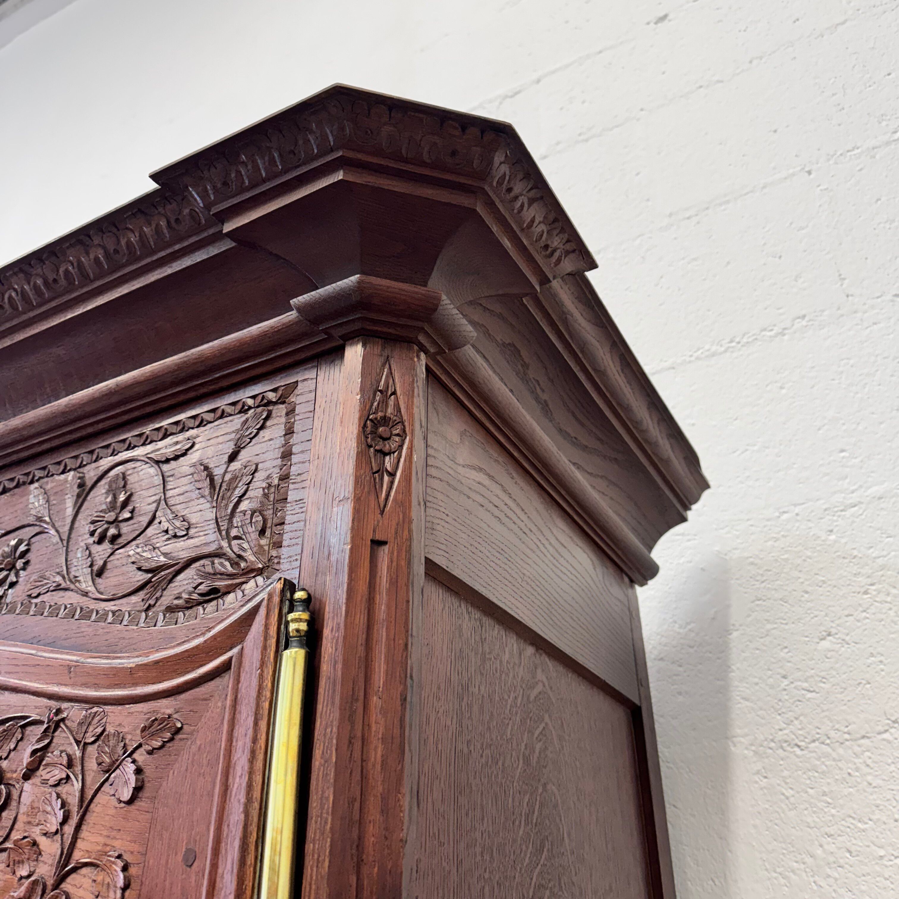 Large Country Wardrobe - French Provençal, in oak, 17th century