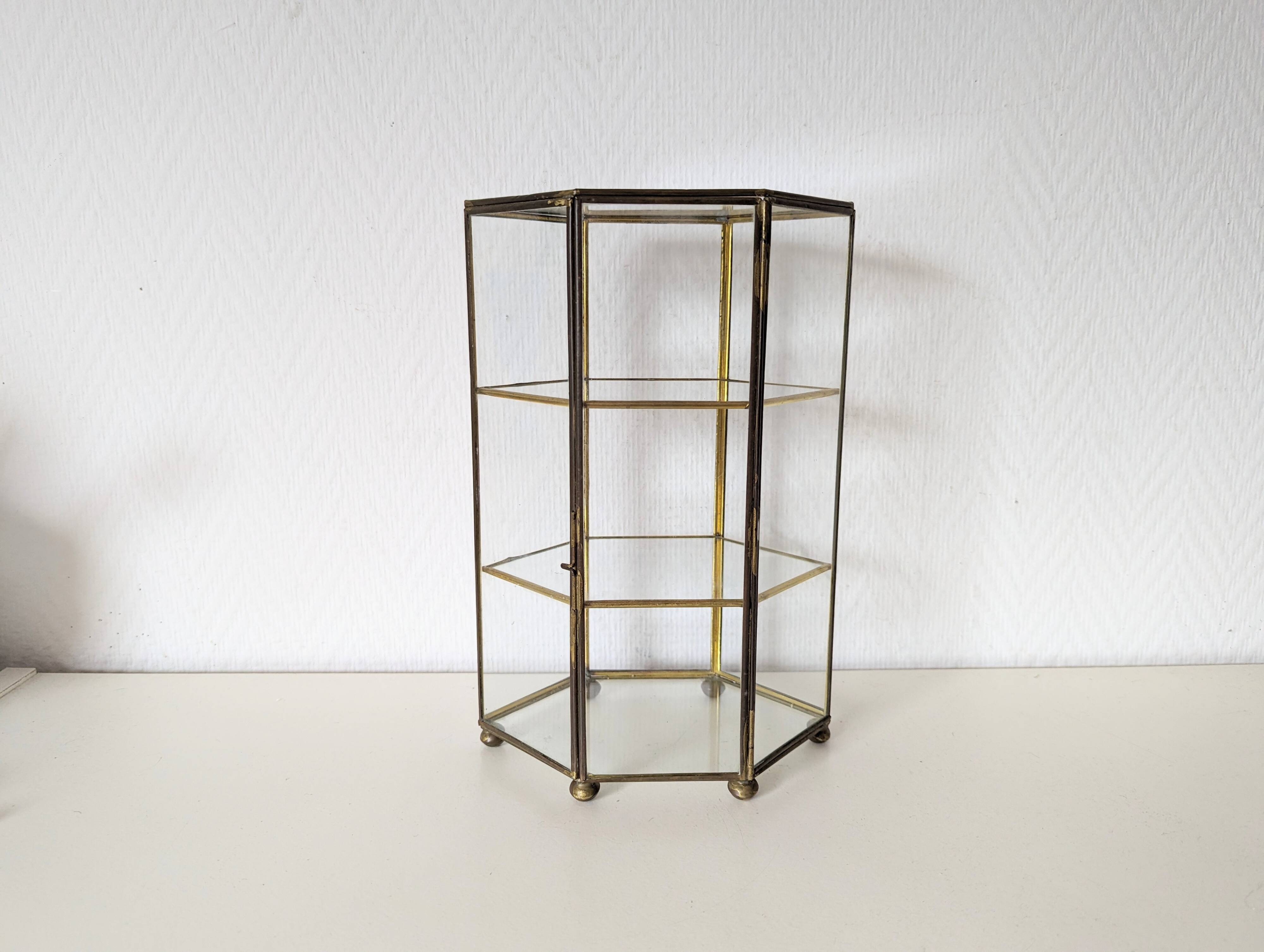 Vitrine pour miniatures, armoire en verre et laiton