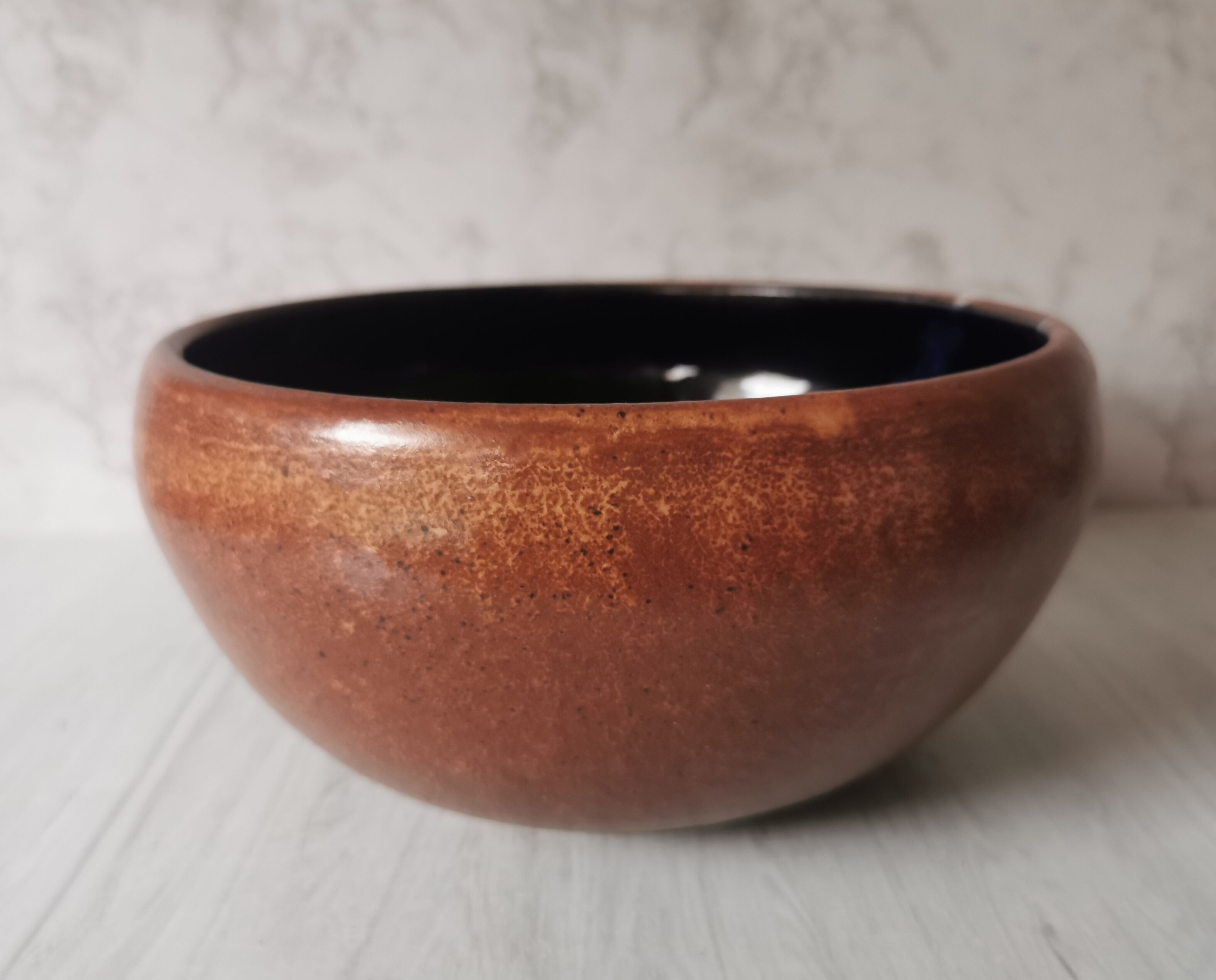 Salad bowl and enamelled sandstone cups