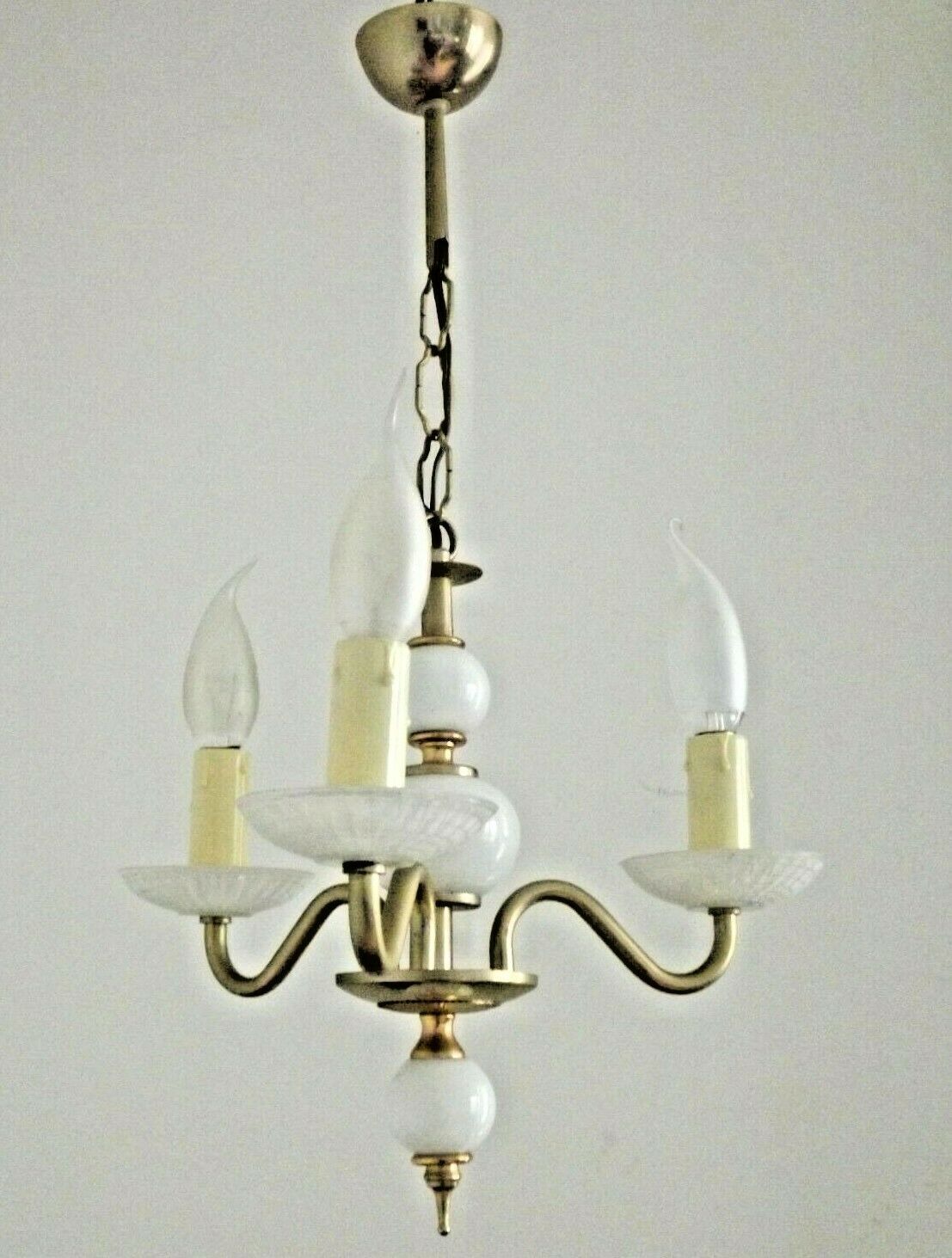 Chandelier vintage en métal doré et verre balnc