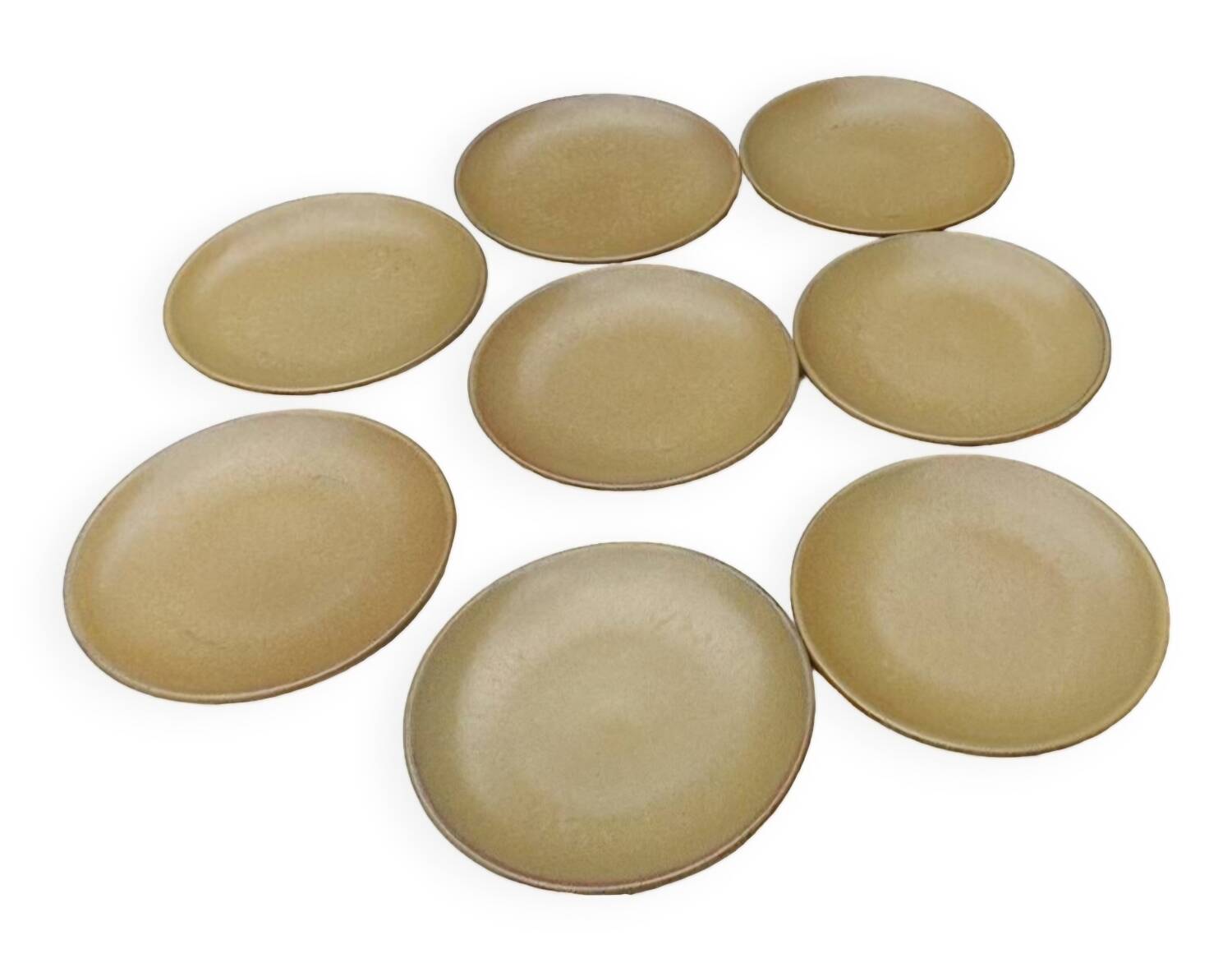 8 assiettes en grès