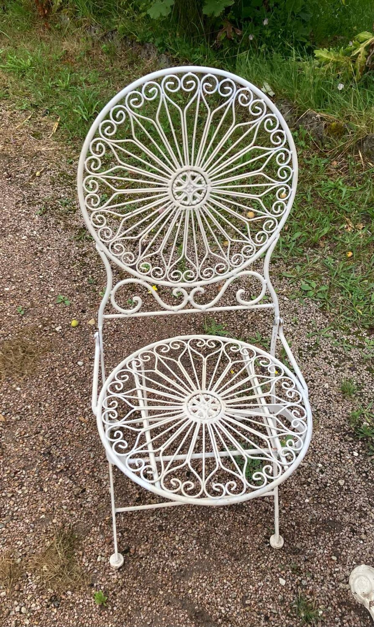 Foldable medallion garden chair from the 20th century in wrought iron with Heart motifs