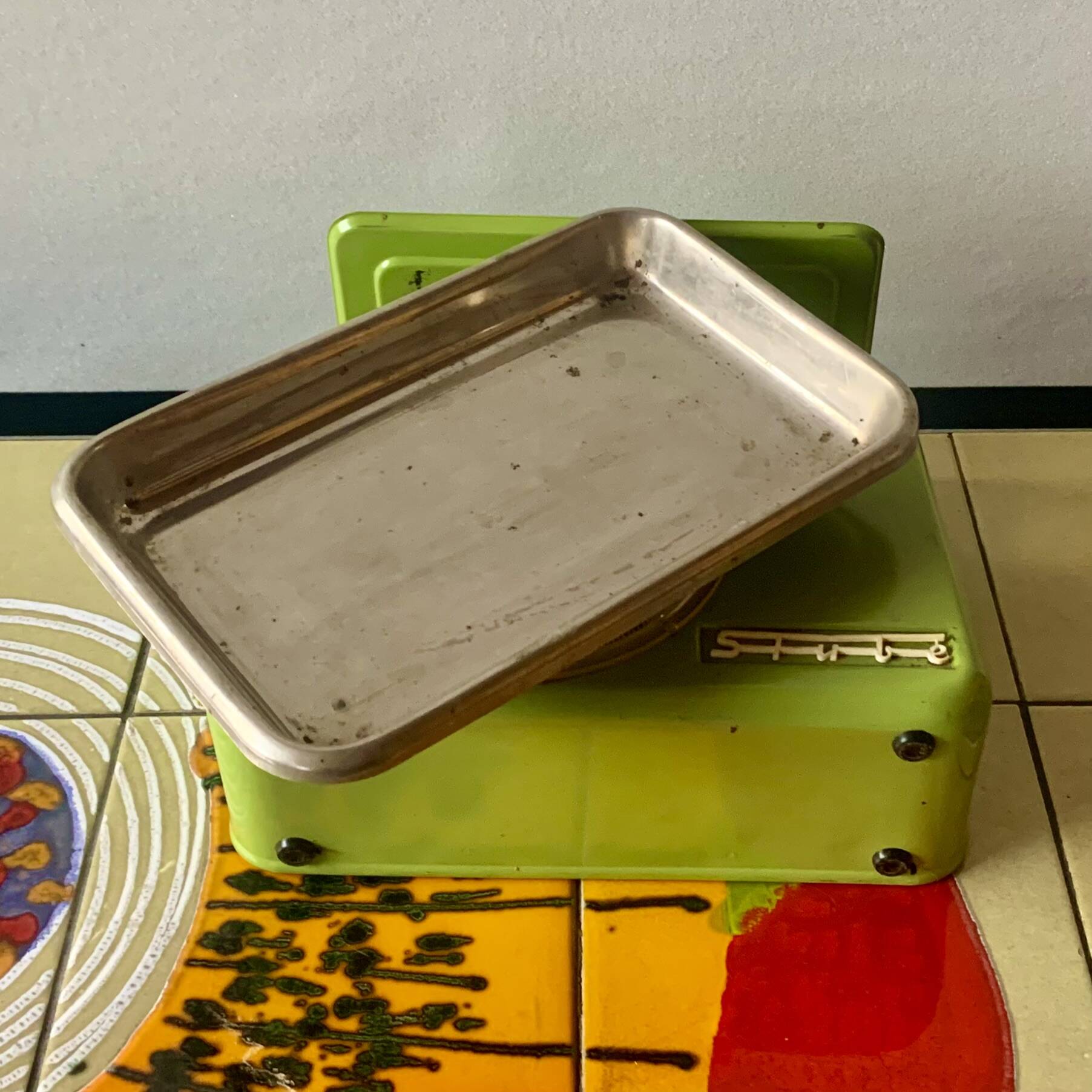 Stube vintage household scale in green enameled metal - Force 10