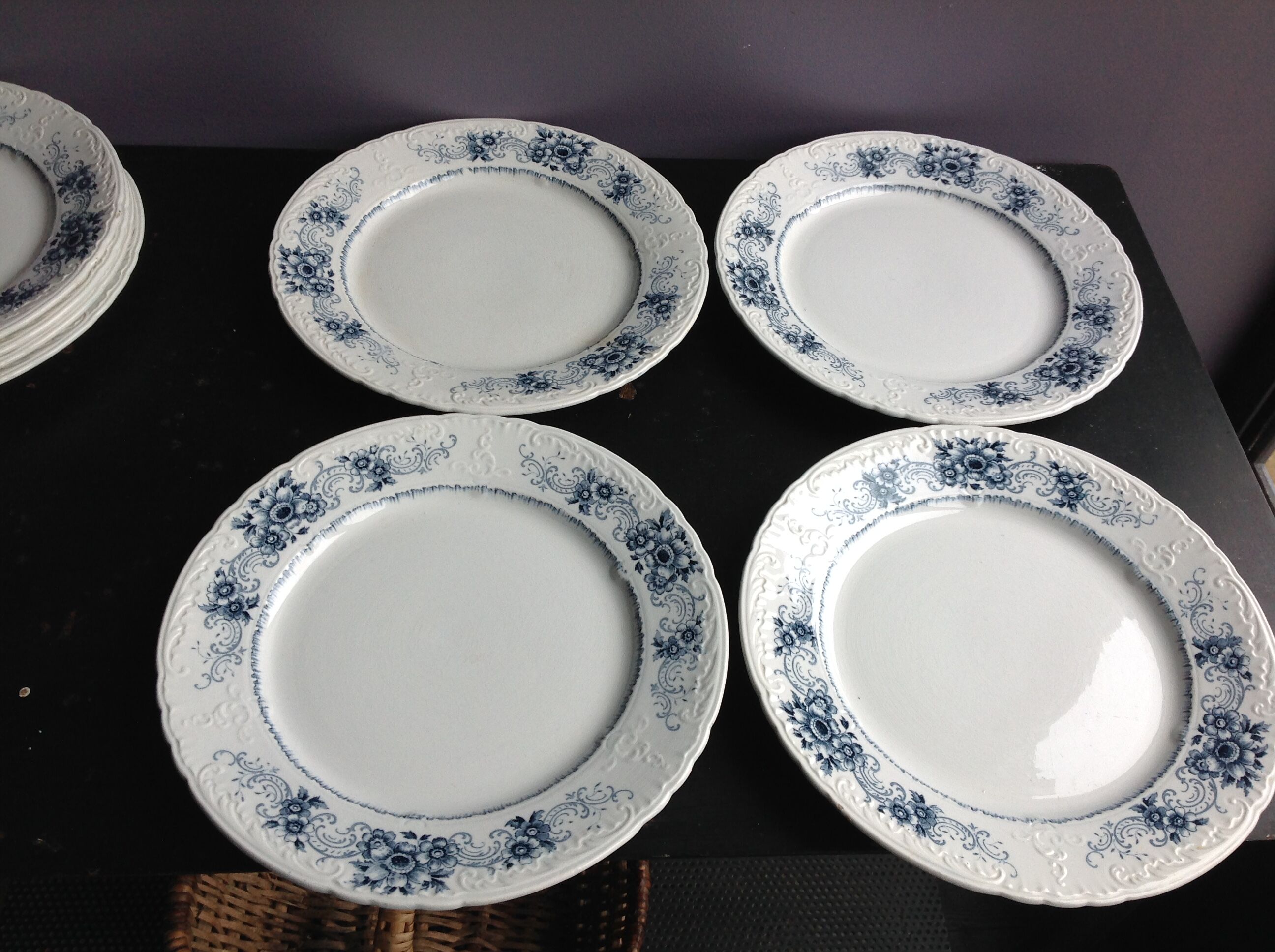 Set of 8 flat plates