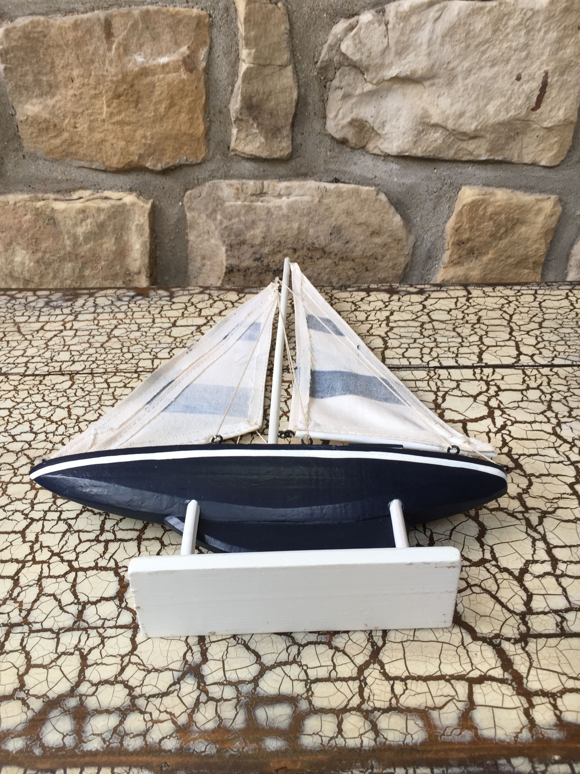 Voilier en bois et toile bleu et blanc