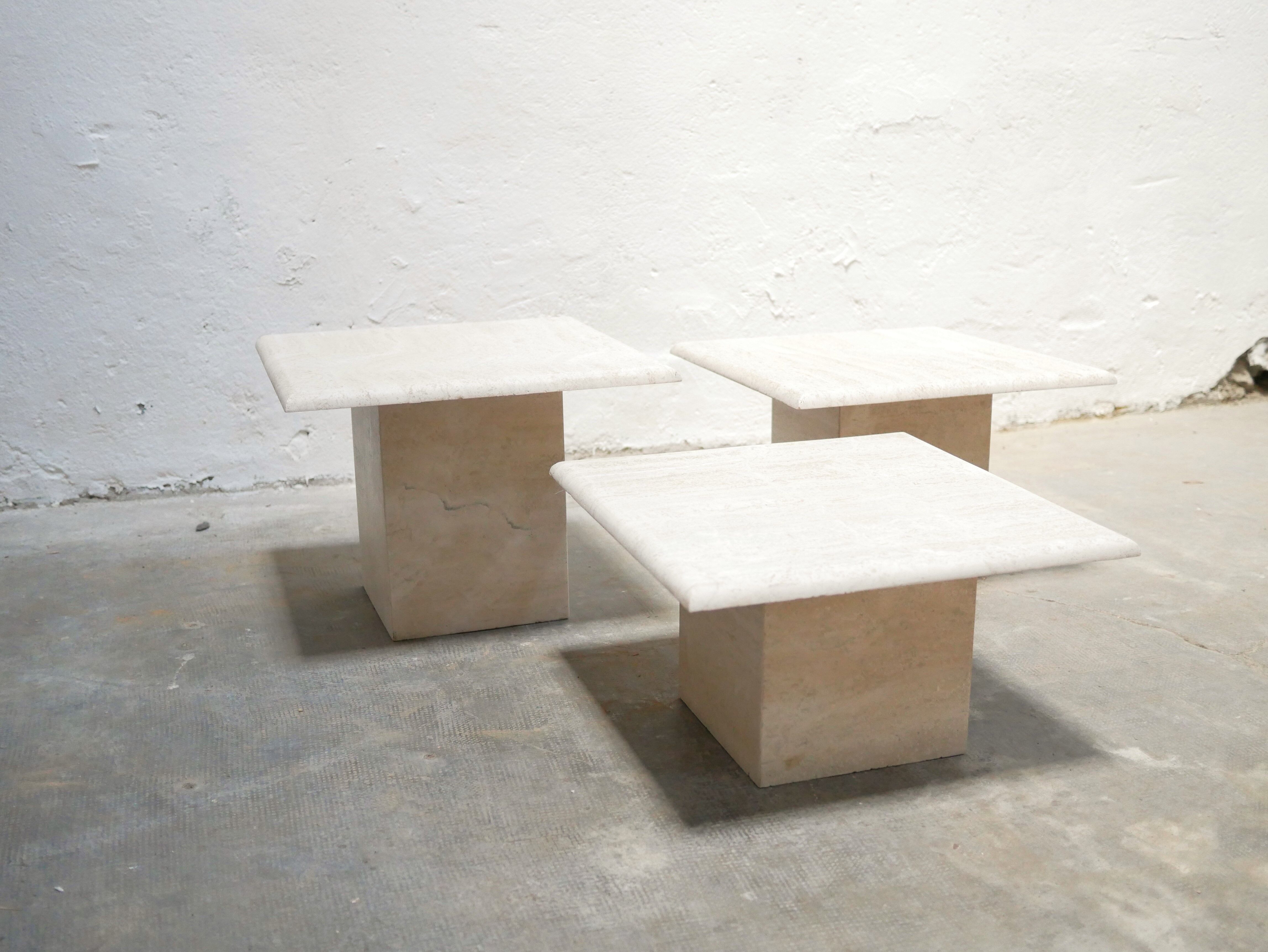 Série de 3 tables basses vintage en travertin