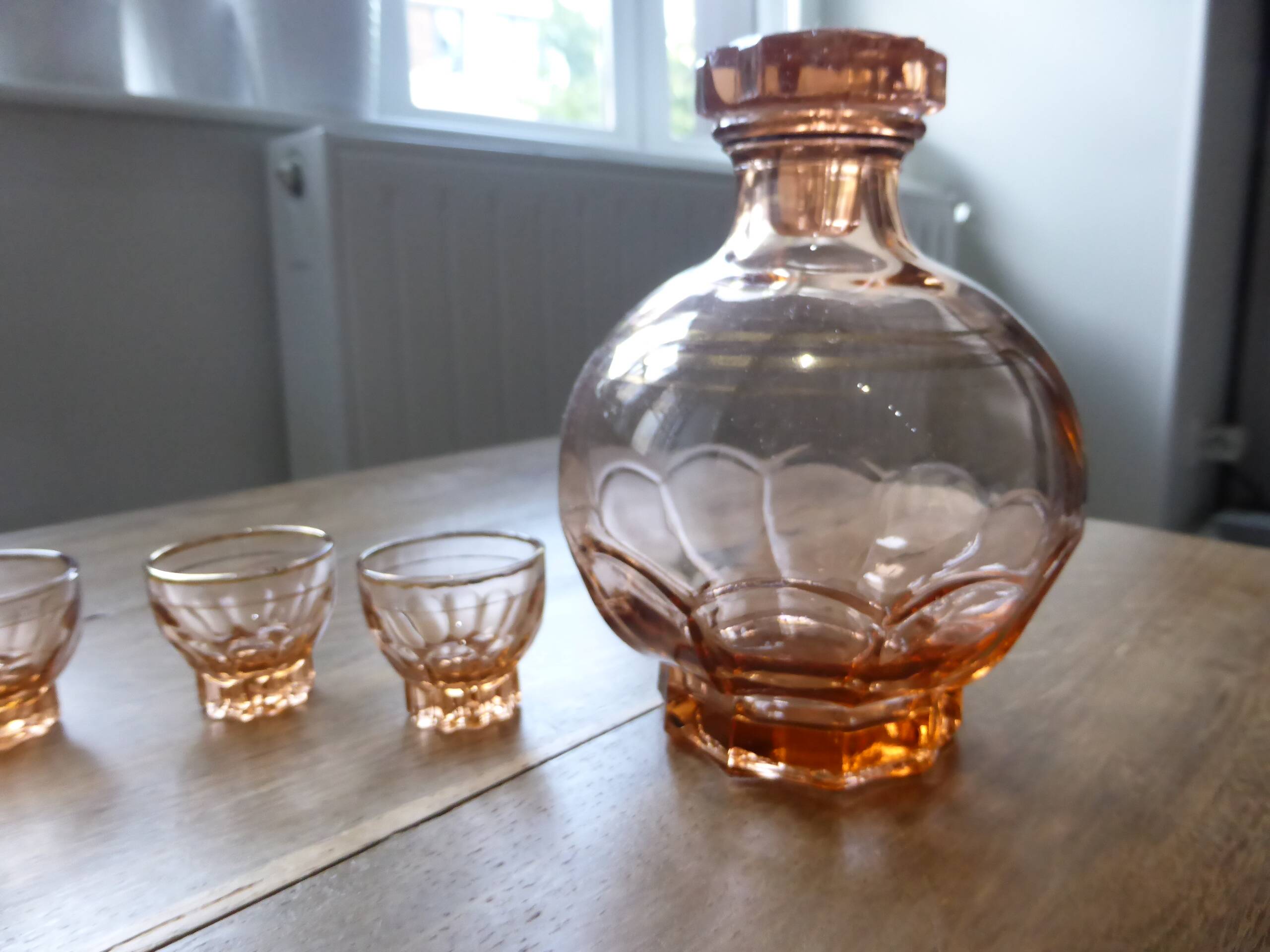 Carafe and 5 pink glass liqueur glasses with a gold rim 2008123