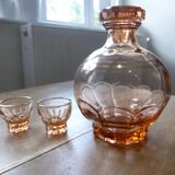 Carafe and 5 pink glass liqueur glasses with a gold rim 2008123