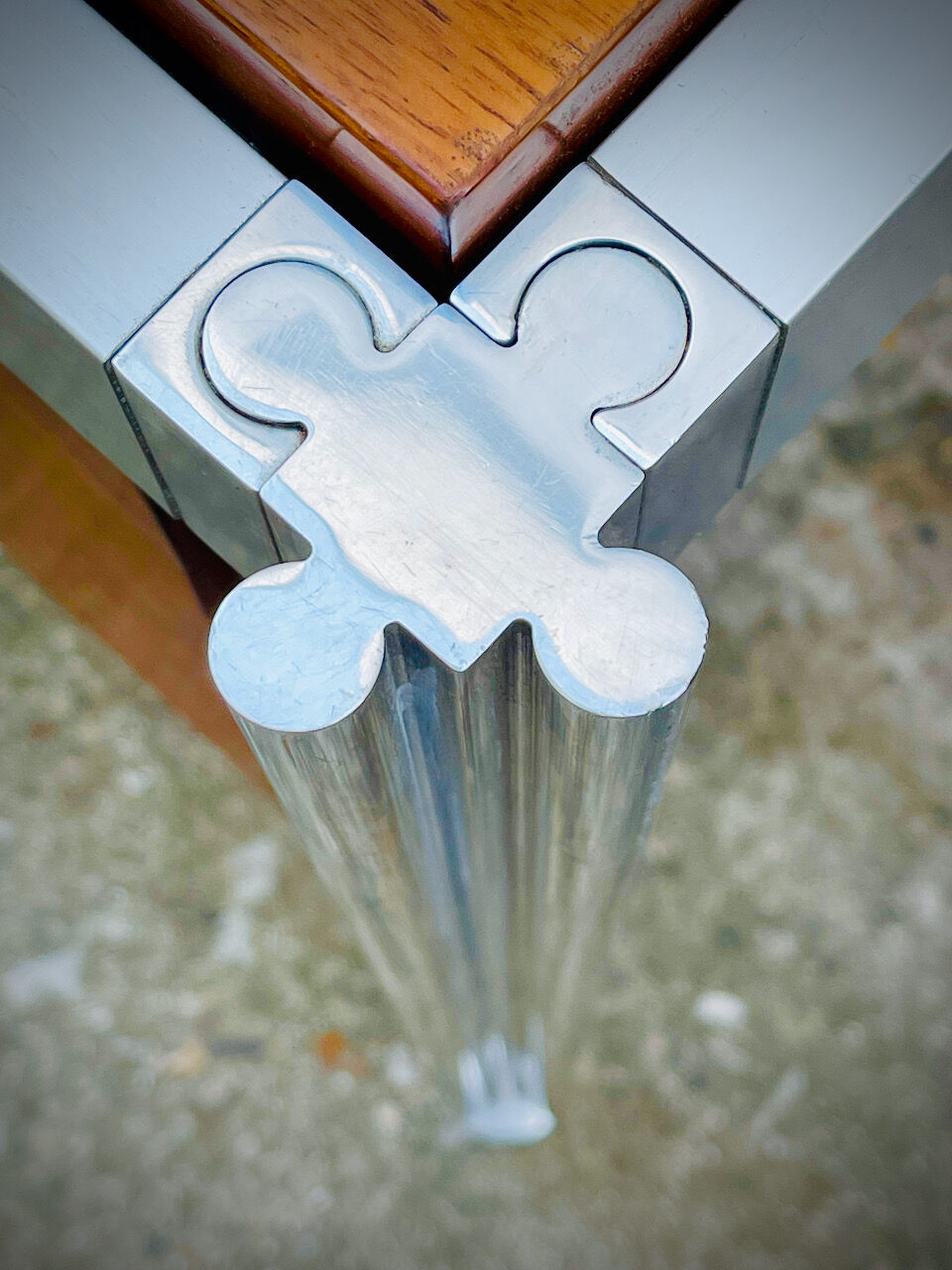 Large office of George Ciancimino in exotic wood and aluminum for Mobilier International