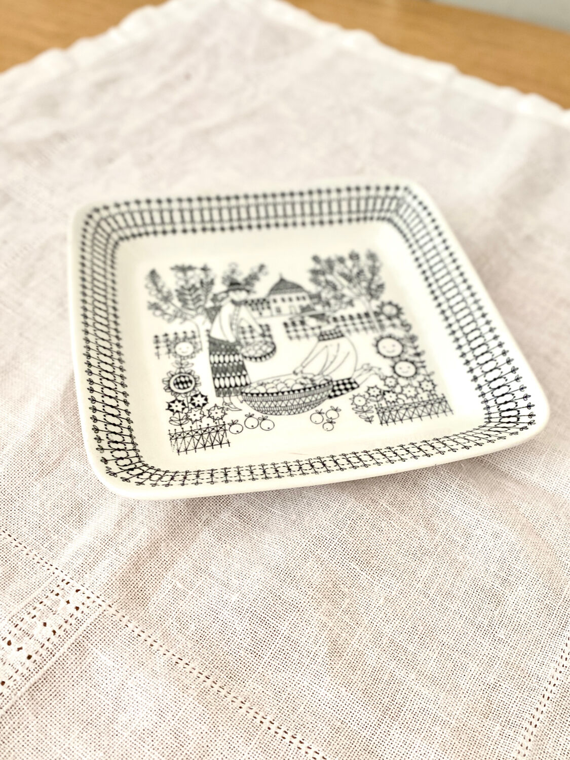 Square plate Arabia Finland Emilia series 1959 designer Raija Uosikkinen