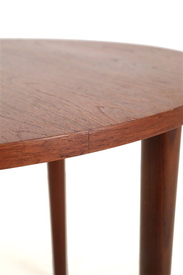 Round Winge Møbler “No. 31” teak coffee table / Mid-century Danish modern design / 1960s