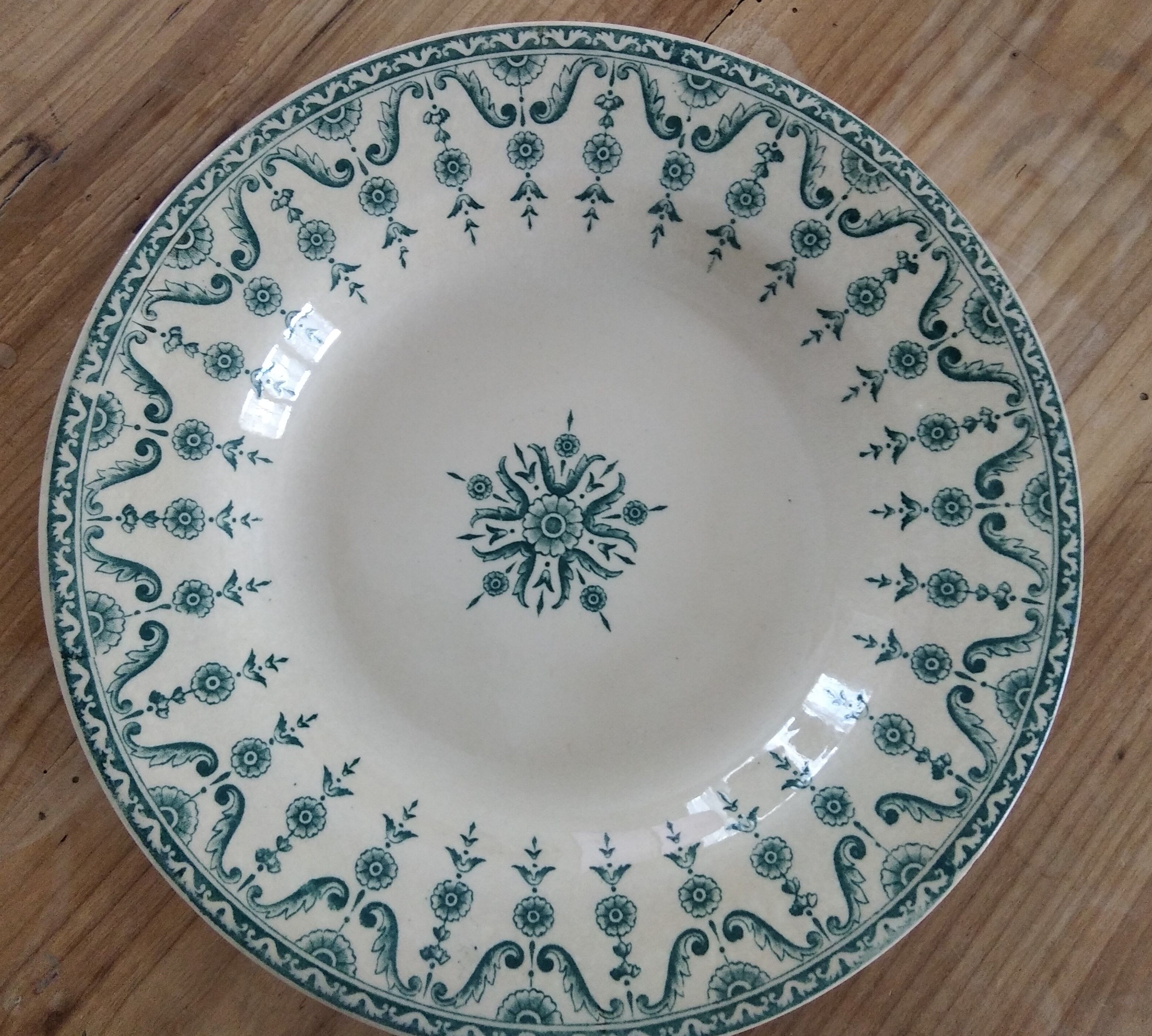 Lot of 4 hollow plates in opaque porcelain from Gien Iron Land model "Florentin" green