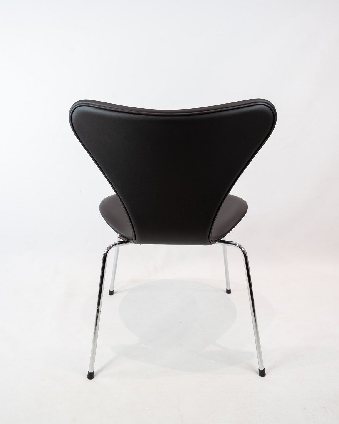 Seven chair, model 3107, designed by arne jacobsen and manufactured by fritz hansen.