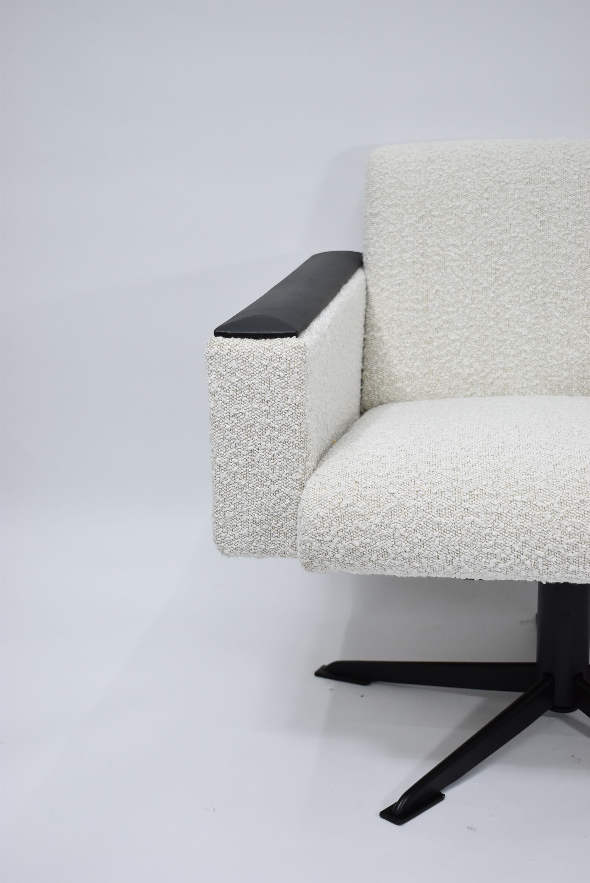 Fauteuil vintage Deutsche Democratic Republic DDR, années 1960, Bouclé blanc