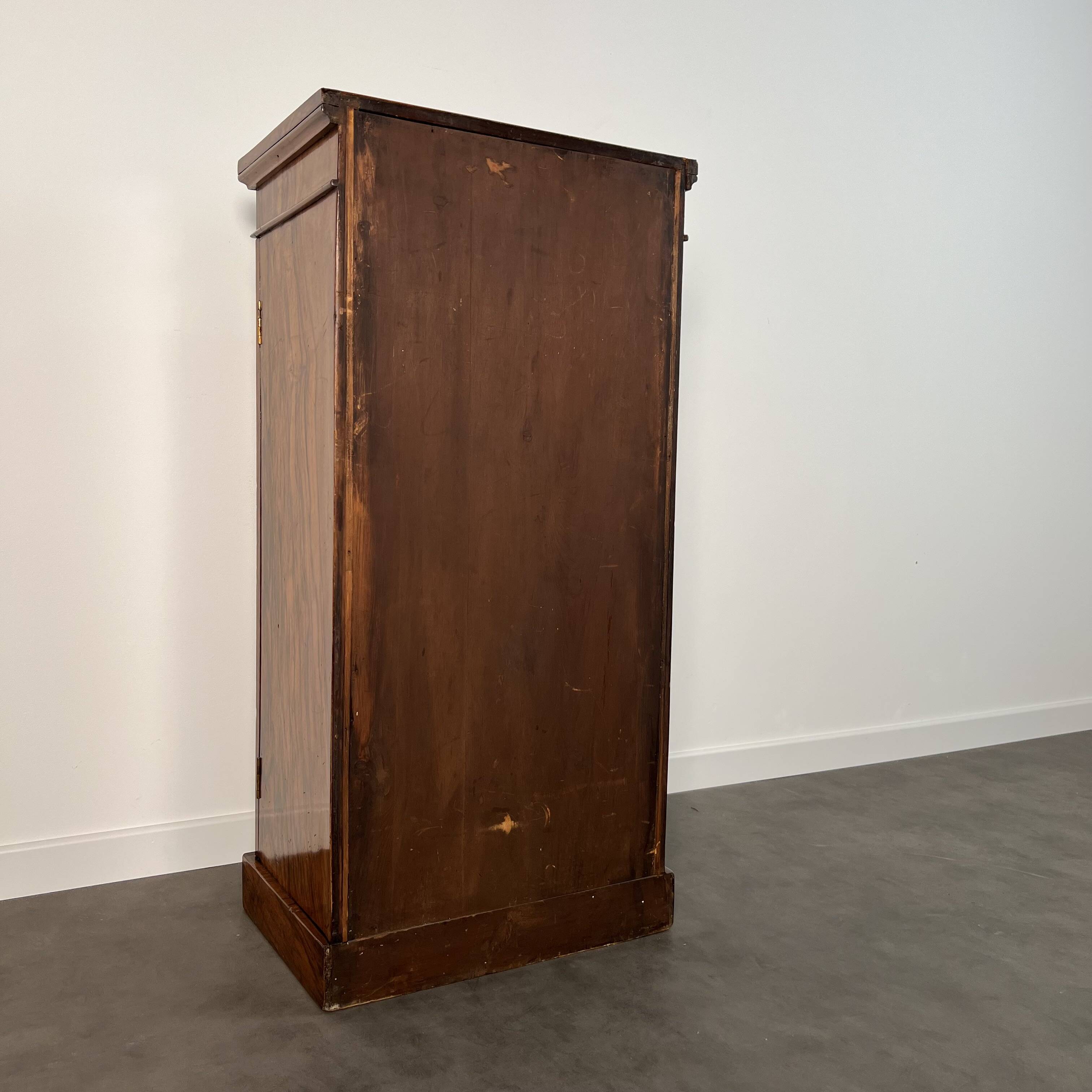 Commode Wellington anglaise en placage de noyer, époque Victorienne