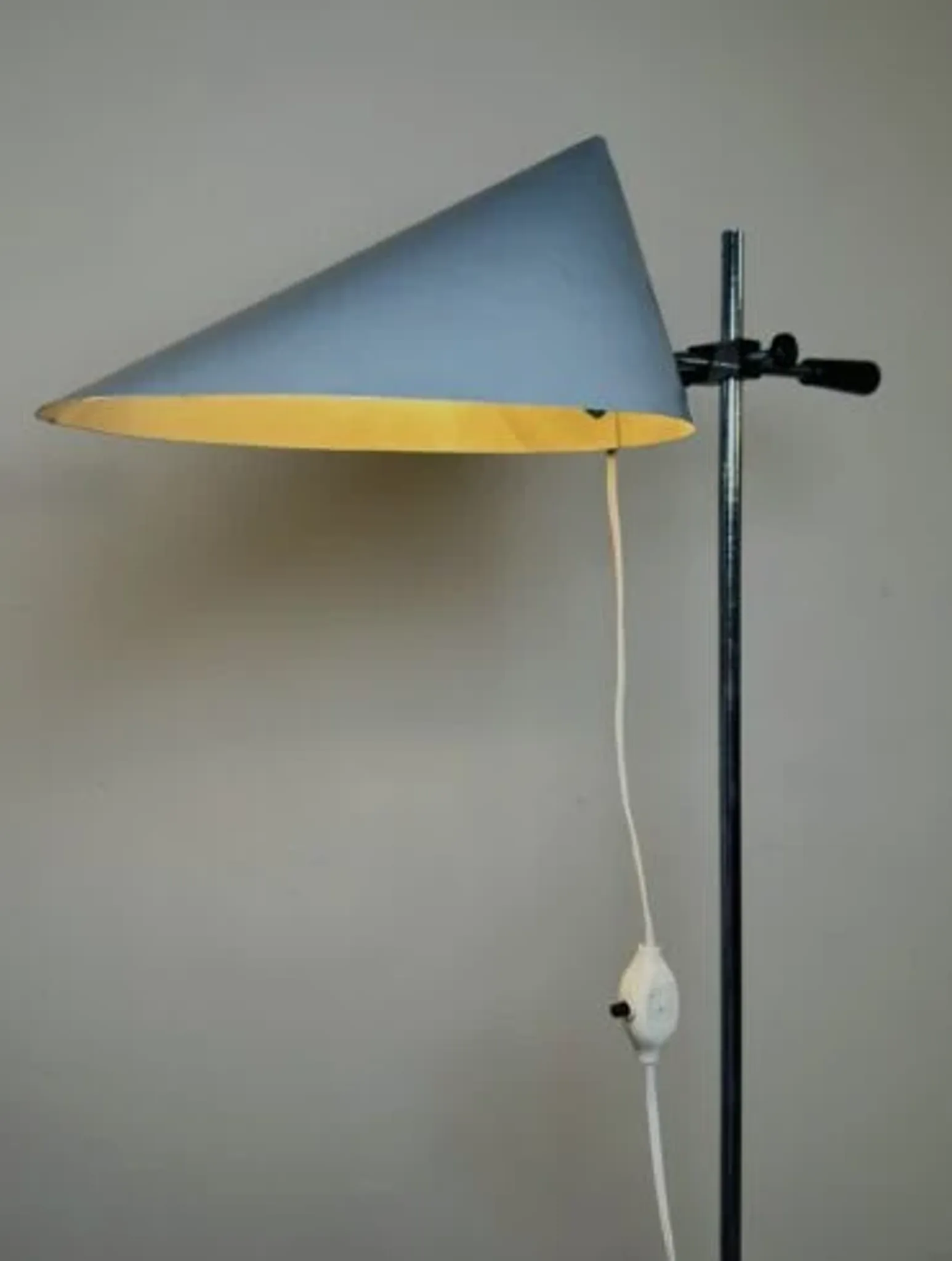 Lampe de table D-2128 par Raak Amsterdam, Pays-Bas, années 1970.