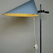 Lampe de table D-2128 par Raak Amsterdam, Pays-Bas, années 1970.