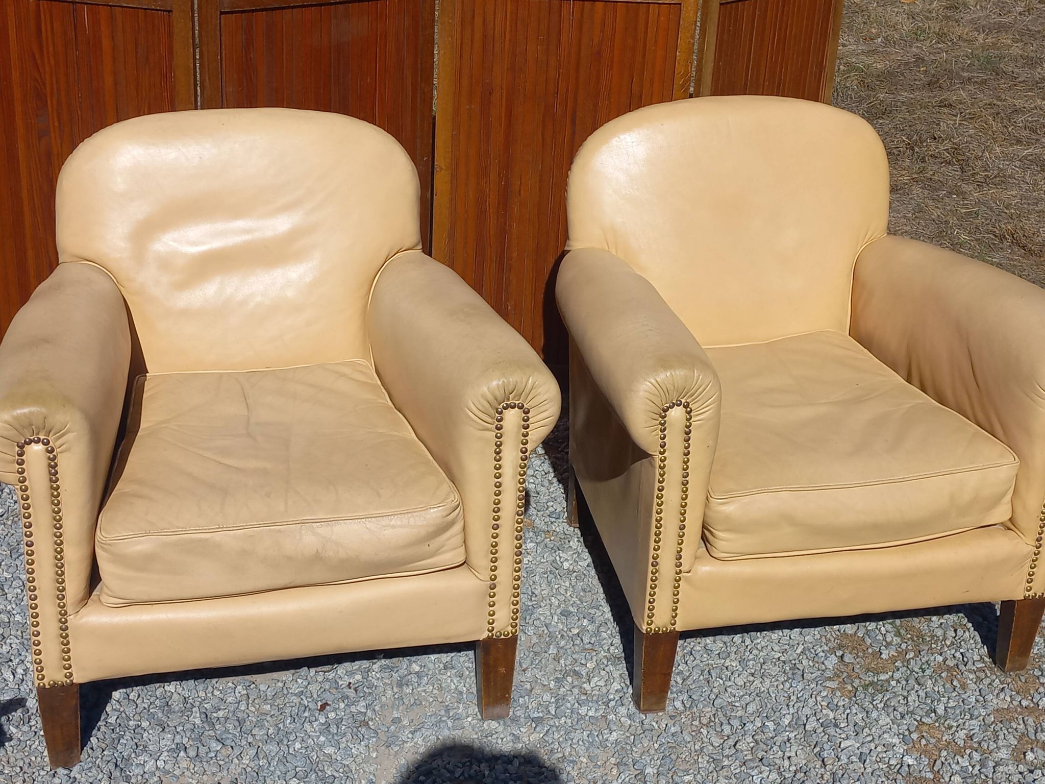 Pair of 1930s club armchairs in ivory leather.