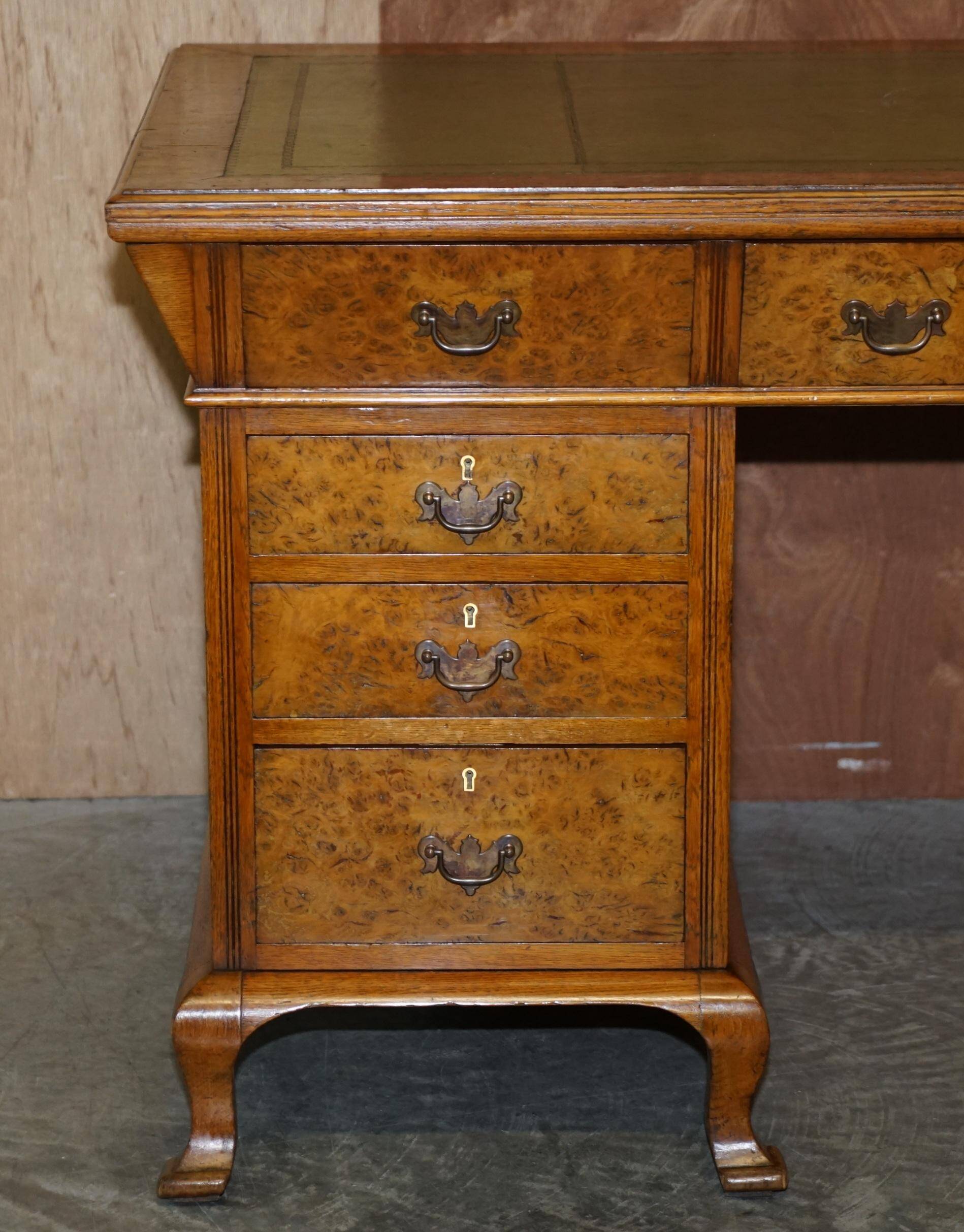 Bureau partenaire victorien en chêne pollard vers 1880 avec plateau en cuir