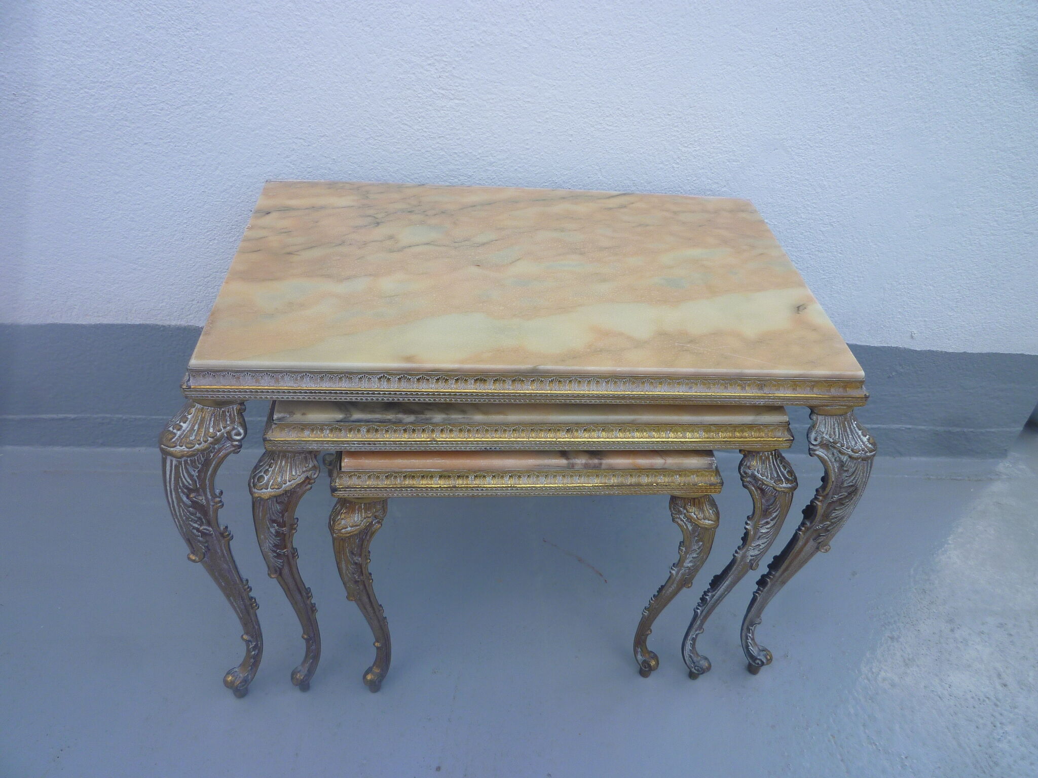 3 pull-out tables in brass and marble