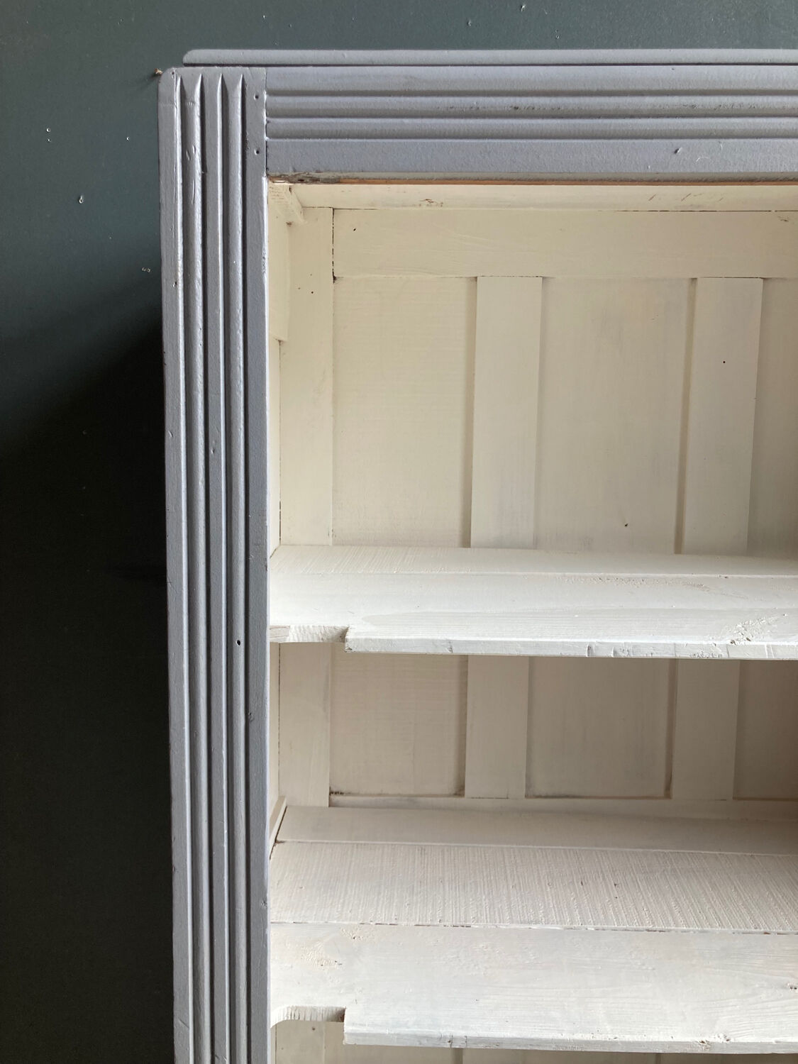 Armoire parisienne étagères