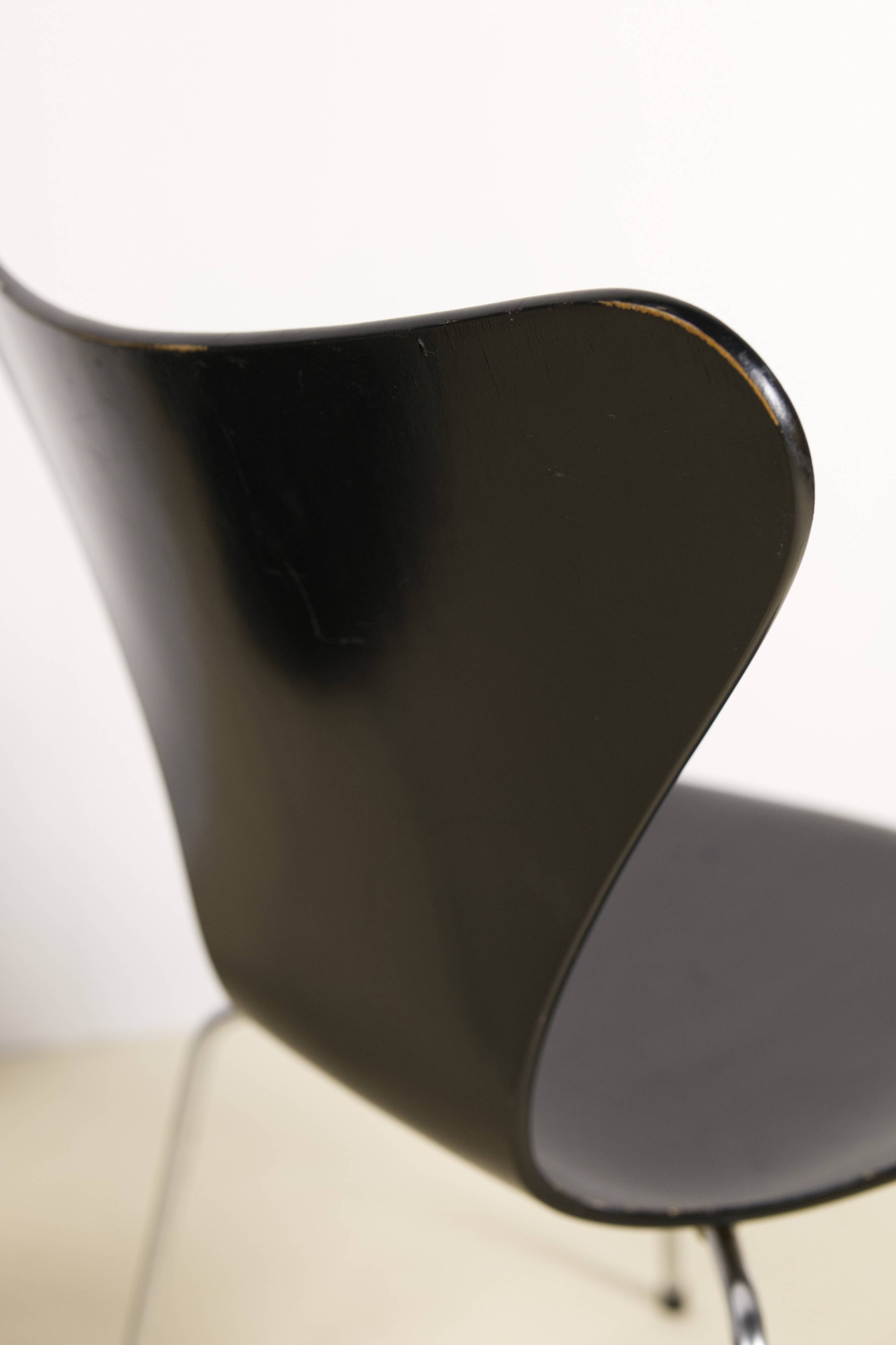 Pair of early 3107 "Syveren" Arne Jacobsen dining chairs, 1965