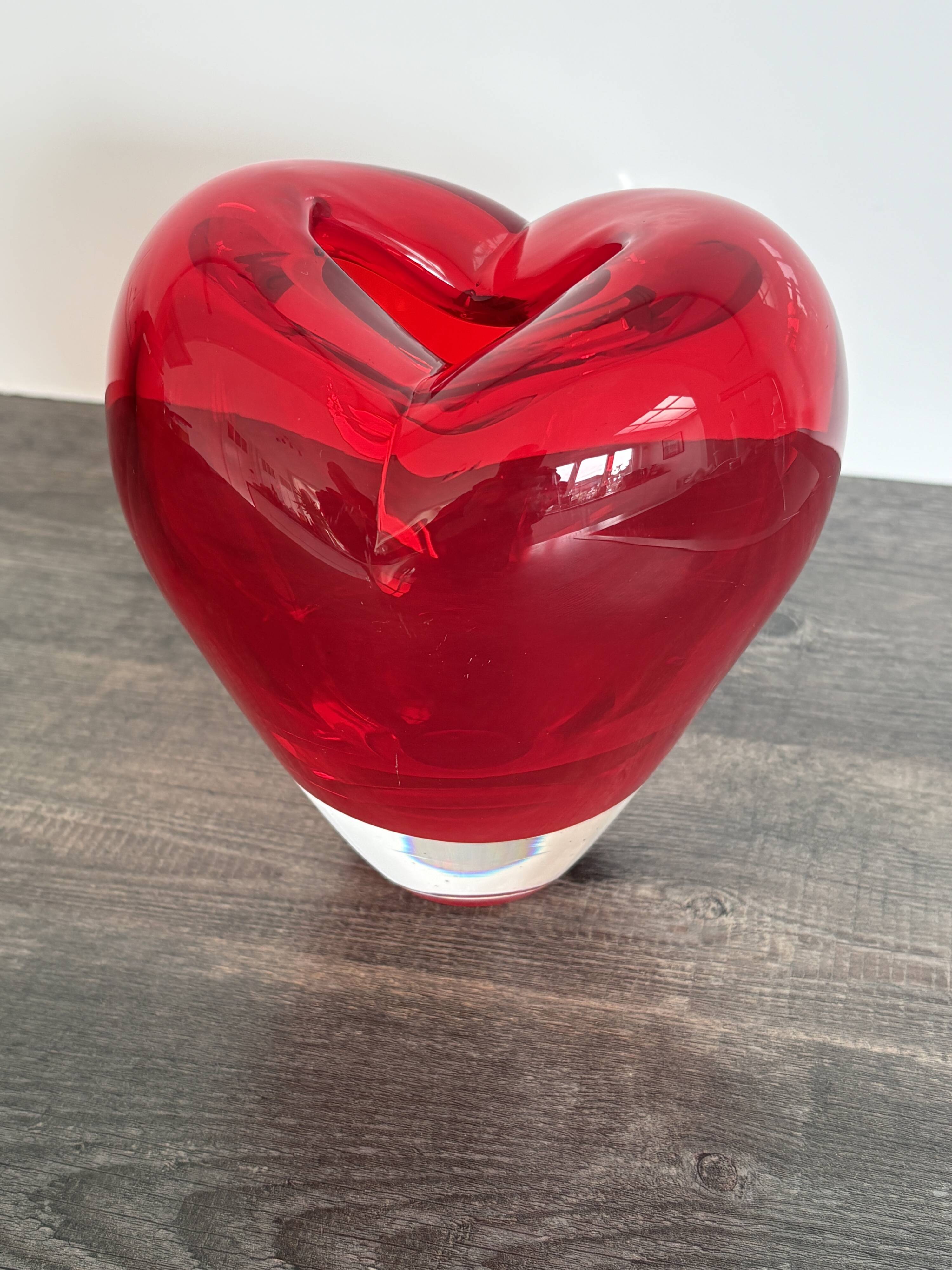 Heart-shaped Murano glass vase – Intense Ruby Red
