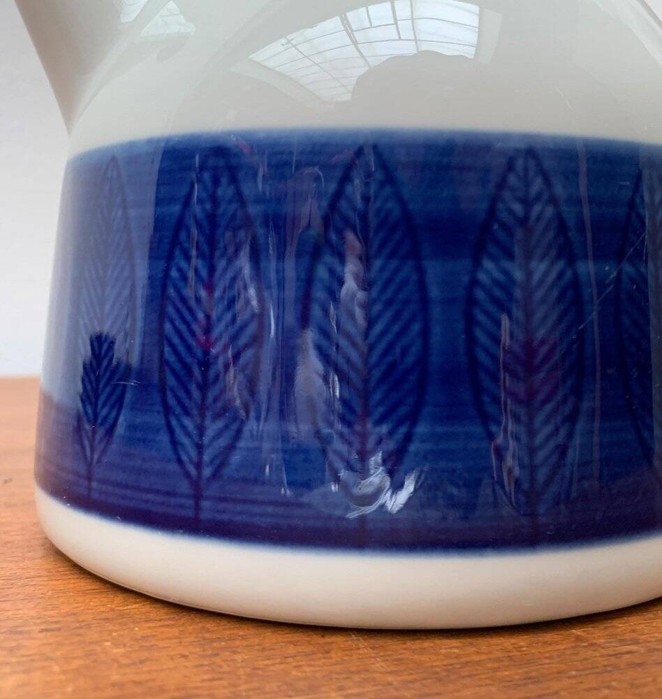 Coffee pot from the Koka Bleu series, Blau, Bla Swedish mid-century by Hertha Bengtson for Rörstrand, 1950s.