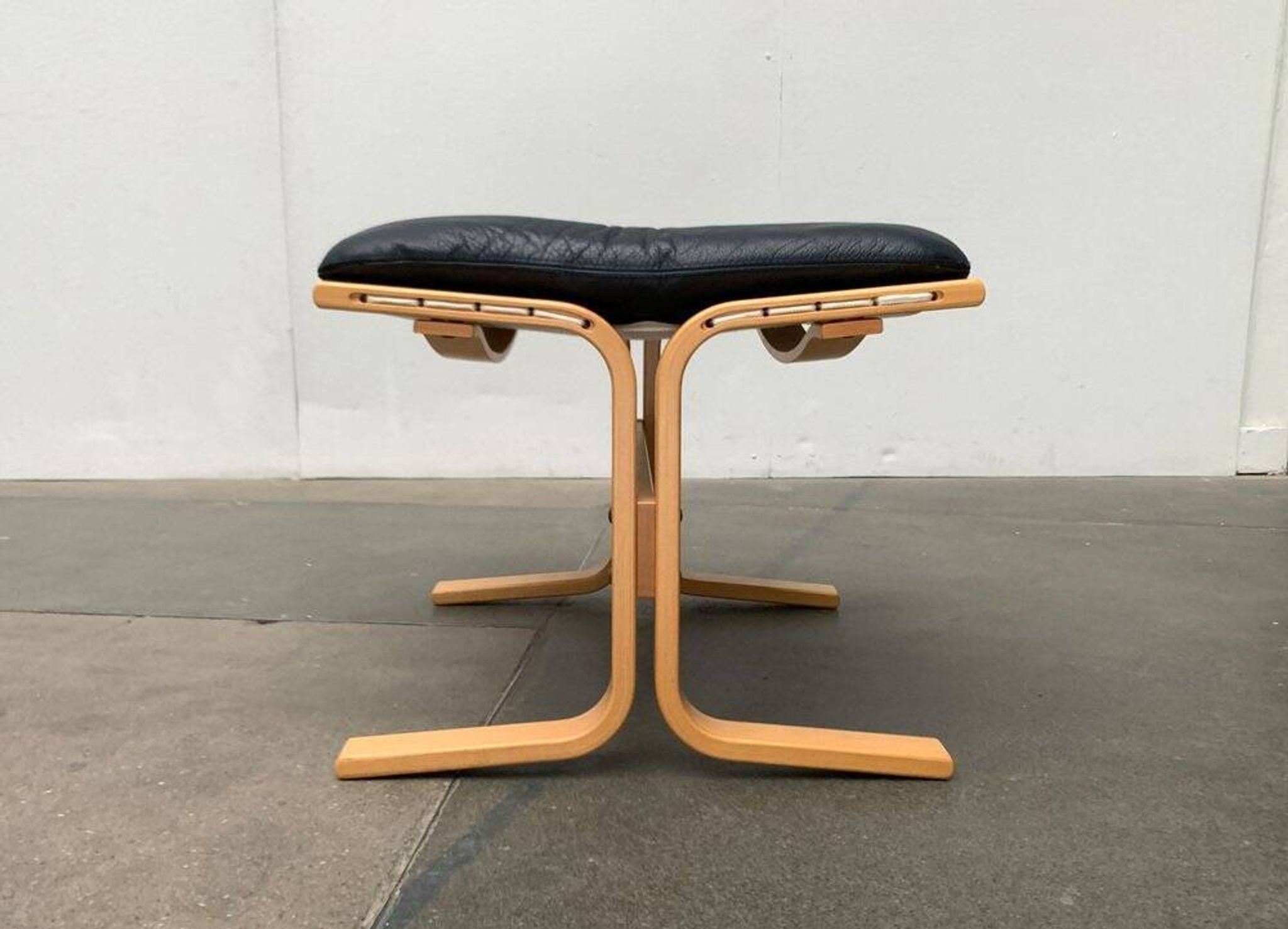 Siesta lounge chair set in Norwegian leather with ottoman by Ingmar Relling for Ekornes