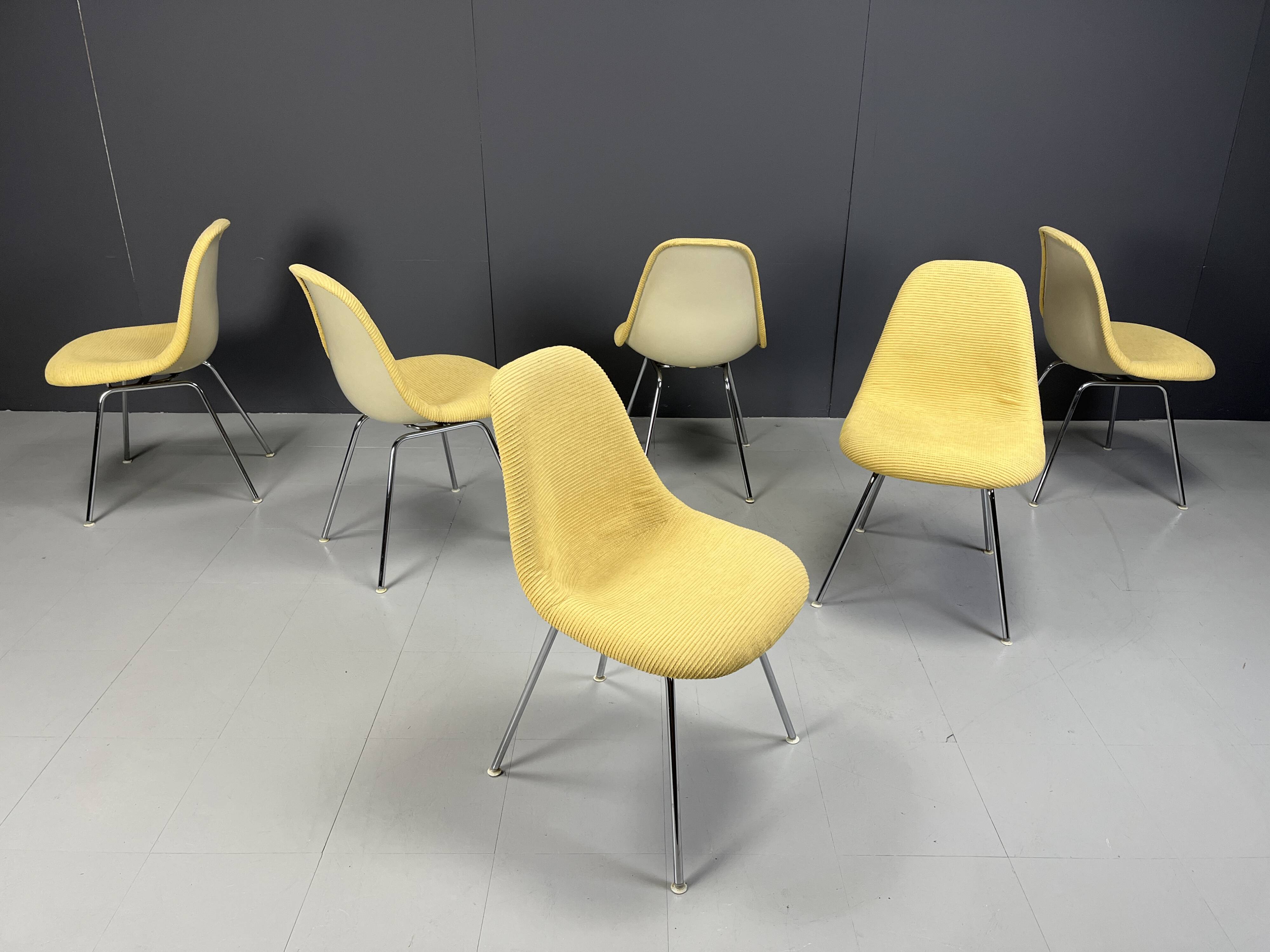 Eames fiberglass dining chairs for herman Miller, 1970s