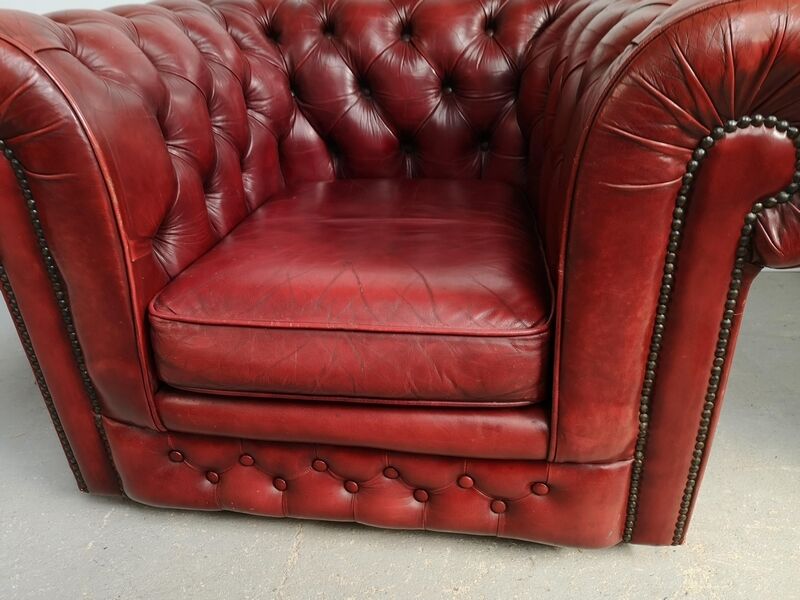 Fauteuil Chesterfield cuir bordeaux clair