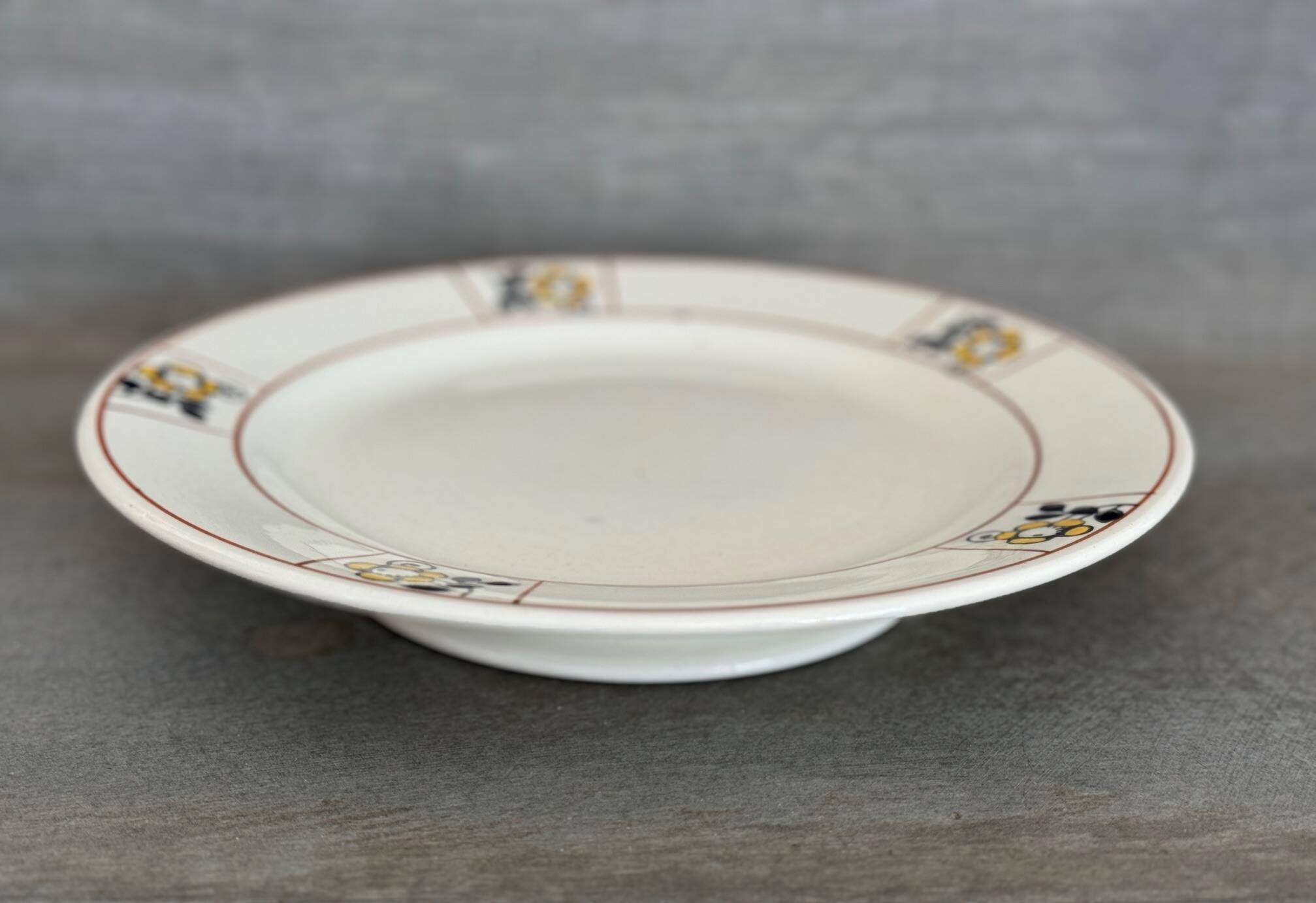 Plate on footstool Terre de Fer Salins Charbonnier