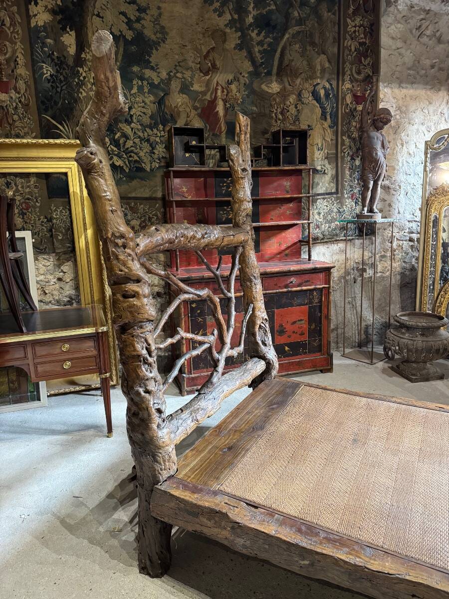 Lit brutaliste en bois exotique vers 1970