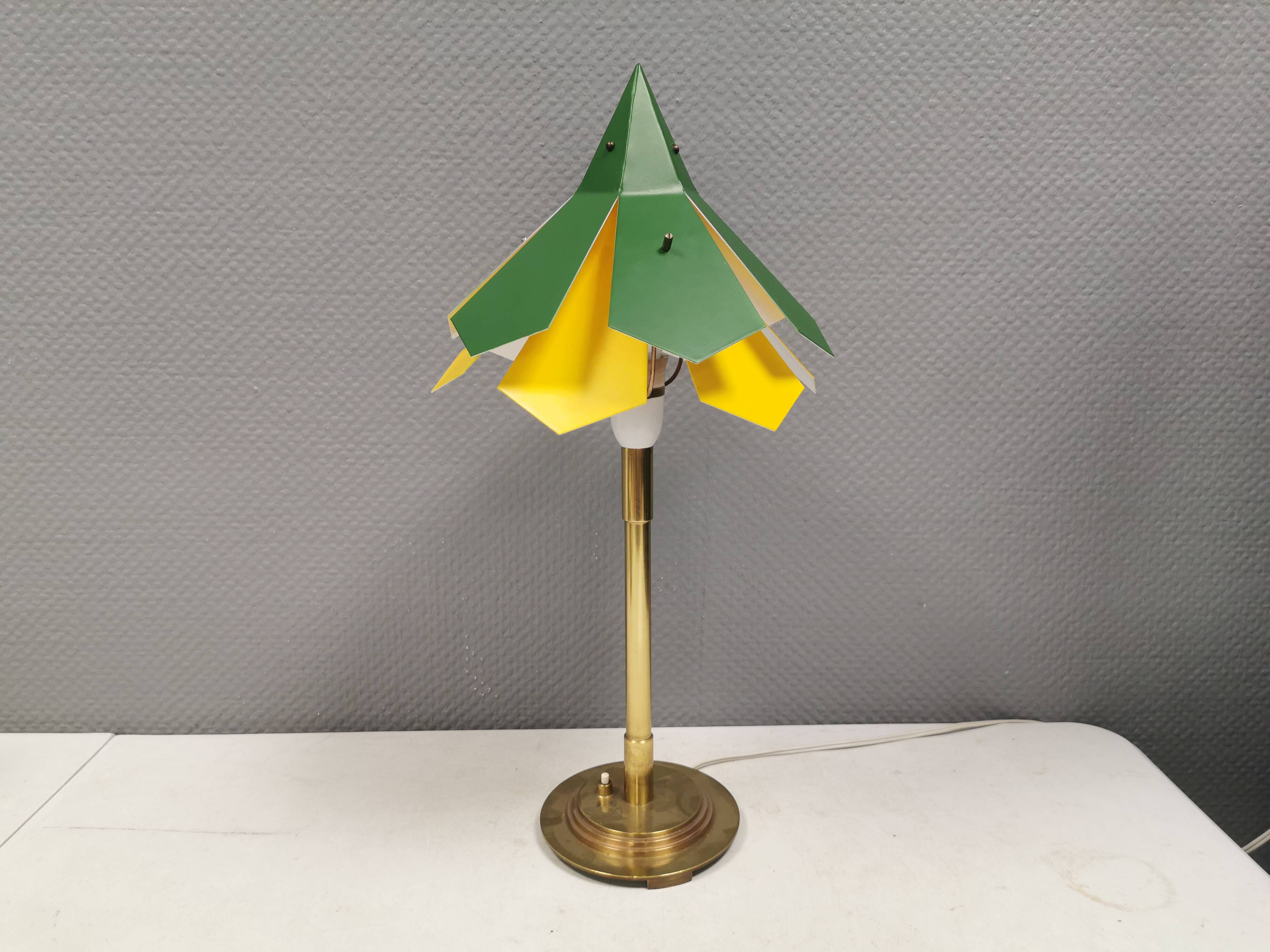 Lampe de table en laiton et métal, fabriquée à partir de pièces de design recyclées.