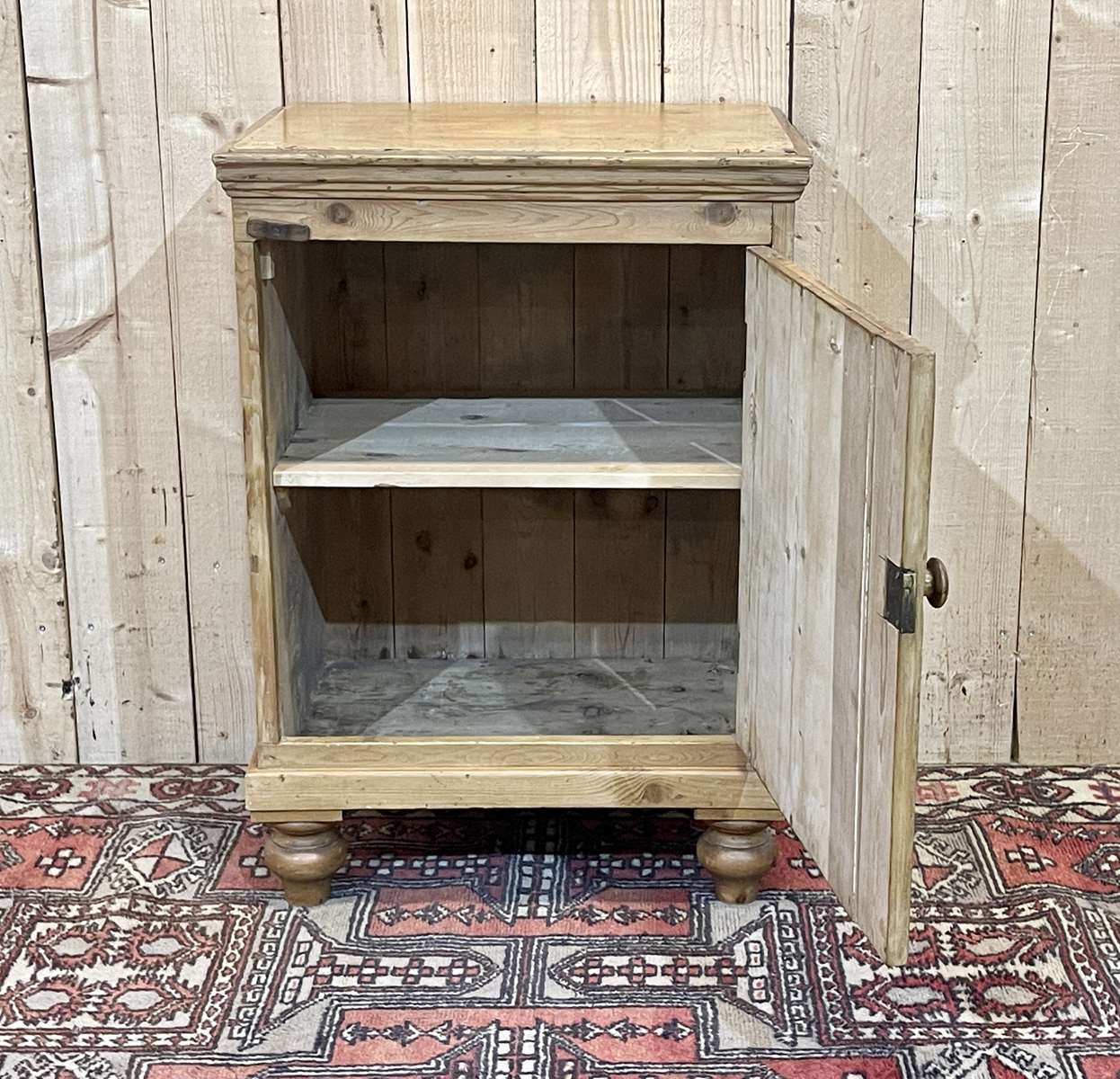 English jam maker furniture of the nineteenth century in fir