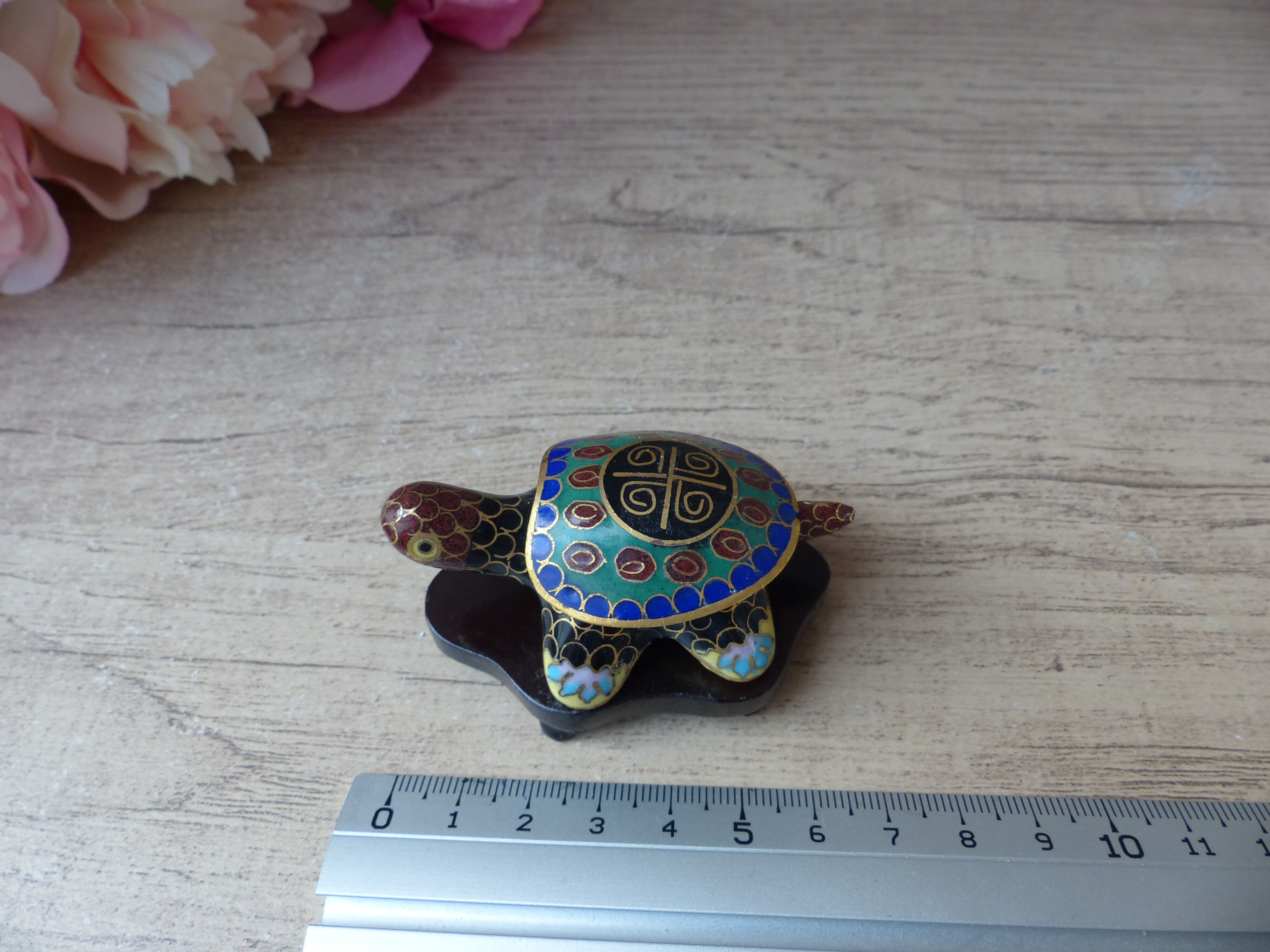 Boite miniature en forme de tortue cloisonné email sur socle en bois