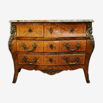 Commode Louis XV galbée a décors aux espagnolettes vers 1850-1880