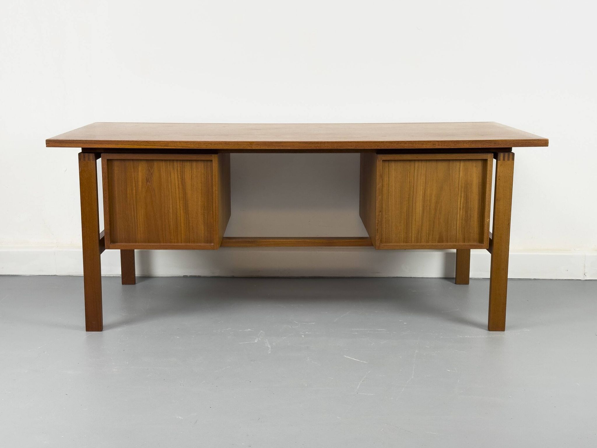 Mid-century teak desk by Svend Åge Madsen for Sigurd Hansen, 1960s.