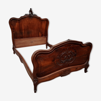 Lit coquille style Louis XV rocaille en noyer