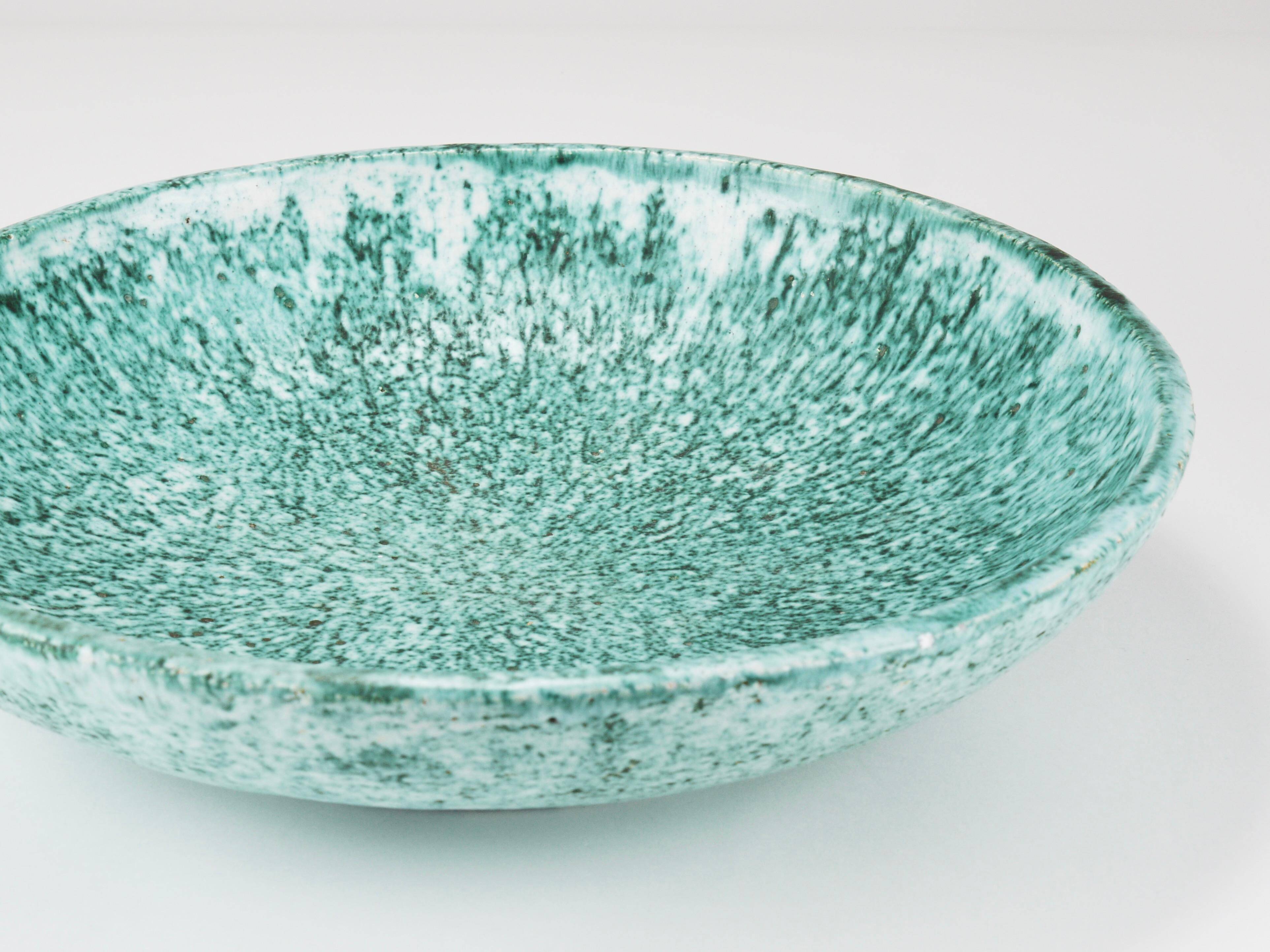 Eva Ruffoni Grand Bol Art Fruitier en Céramique Turquoise, 15 pouces de diamètre, Italie, années 1980