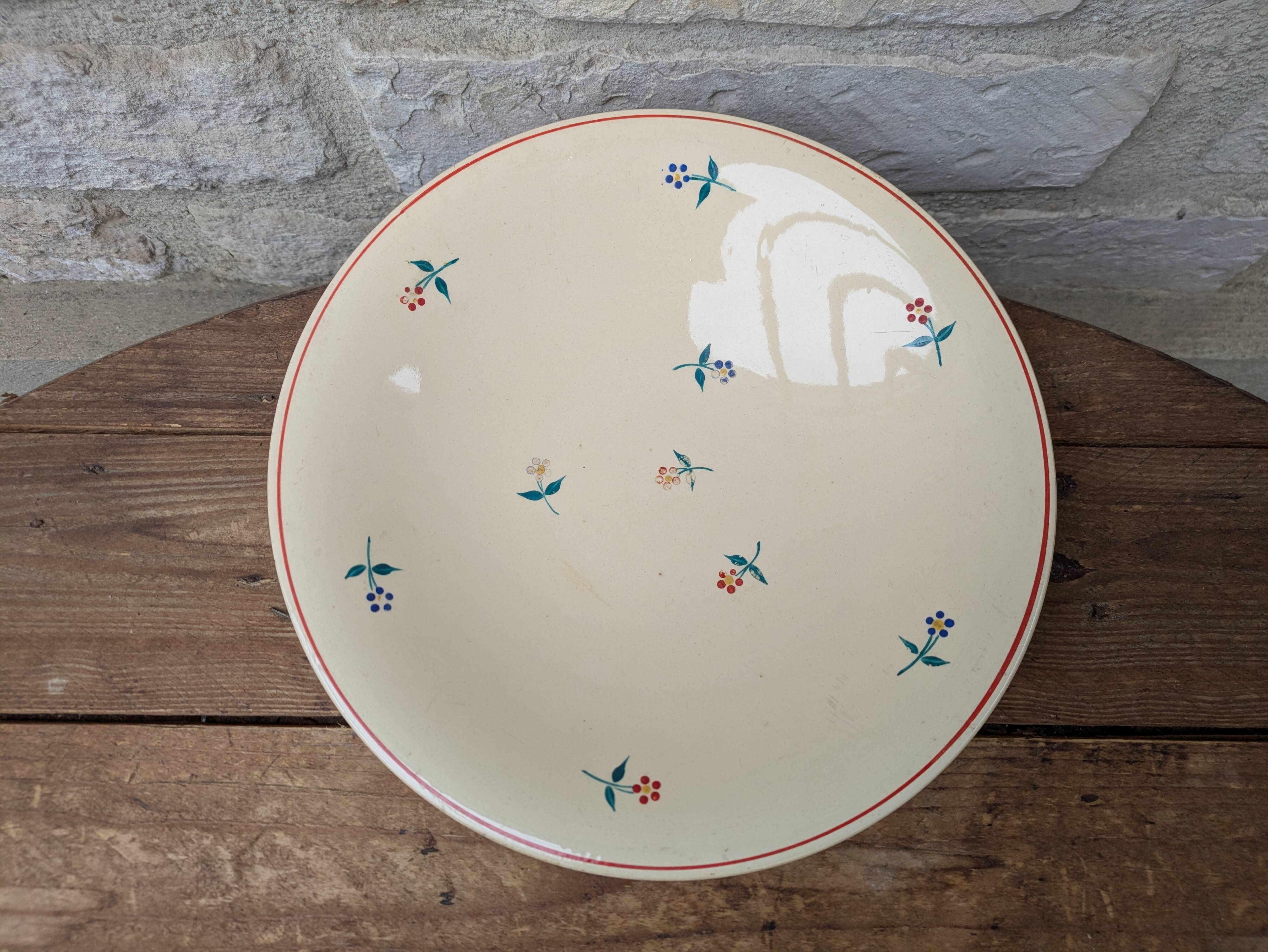 Round serving dish Moulin des Loups Orchies with small flower decoration 25.5cm