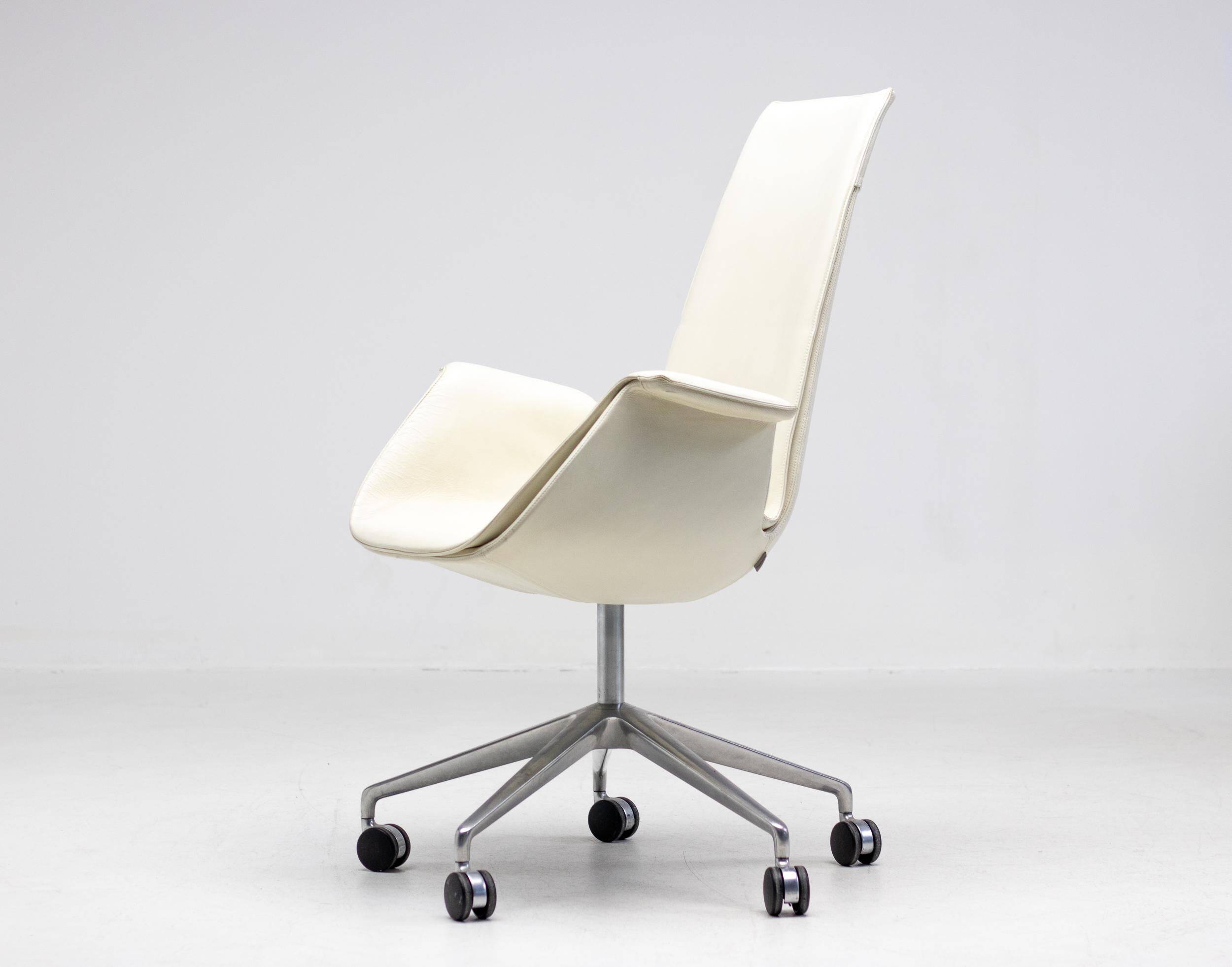 Neuf chaises à dossier haut en cuir blanc sur roulettes par Fabricius & Kastholm.
