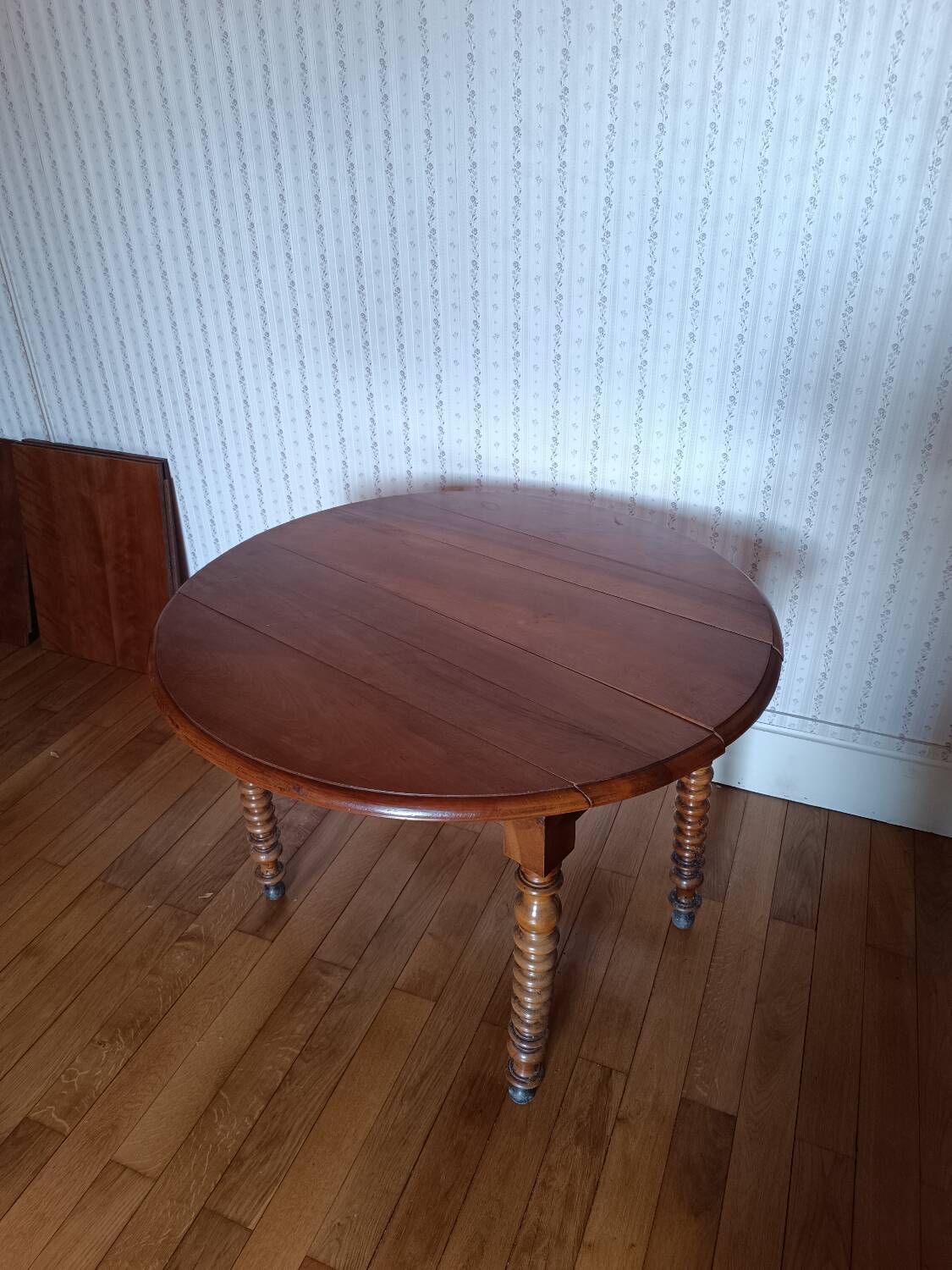 Round folding table in solid wood