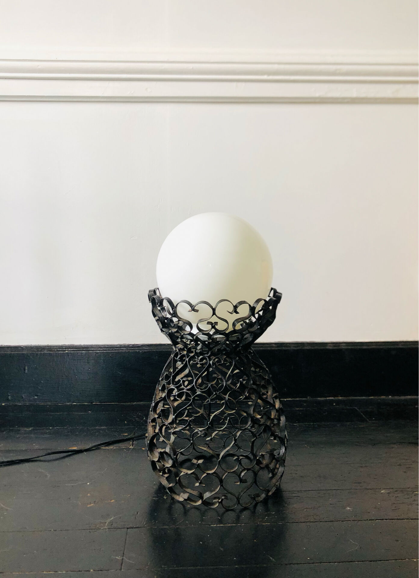 Lame en fer forgé artisanale et globe en opaline blanche