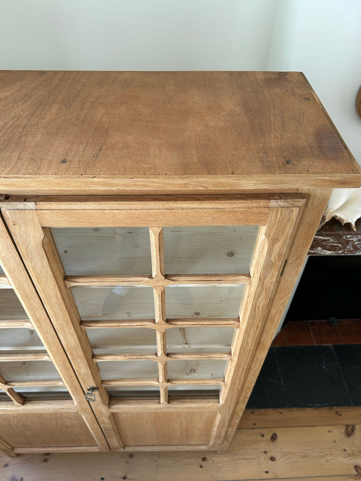 Armoire vitrée en chêne brut