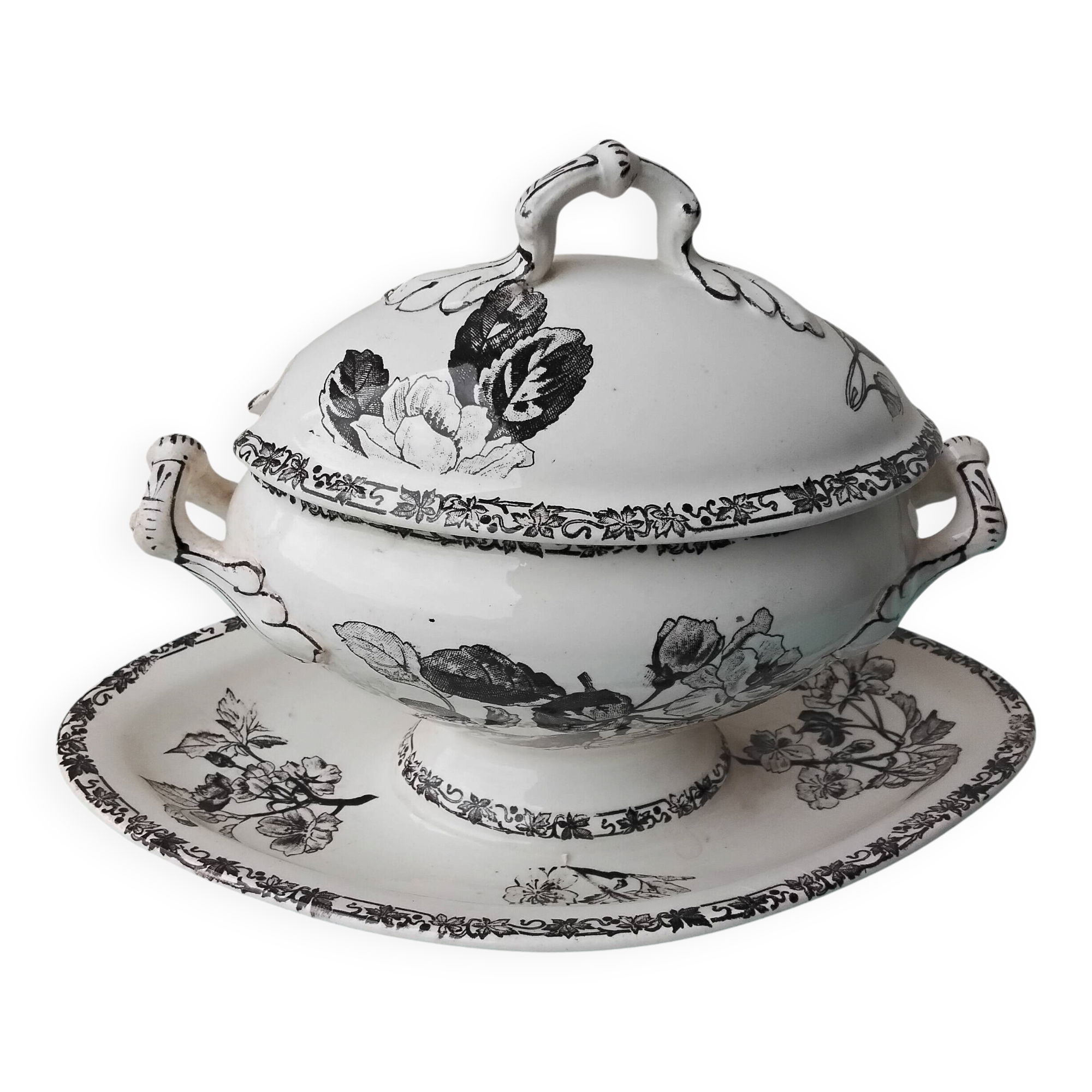 Saucière en faïence de Choisy le Roi